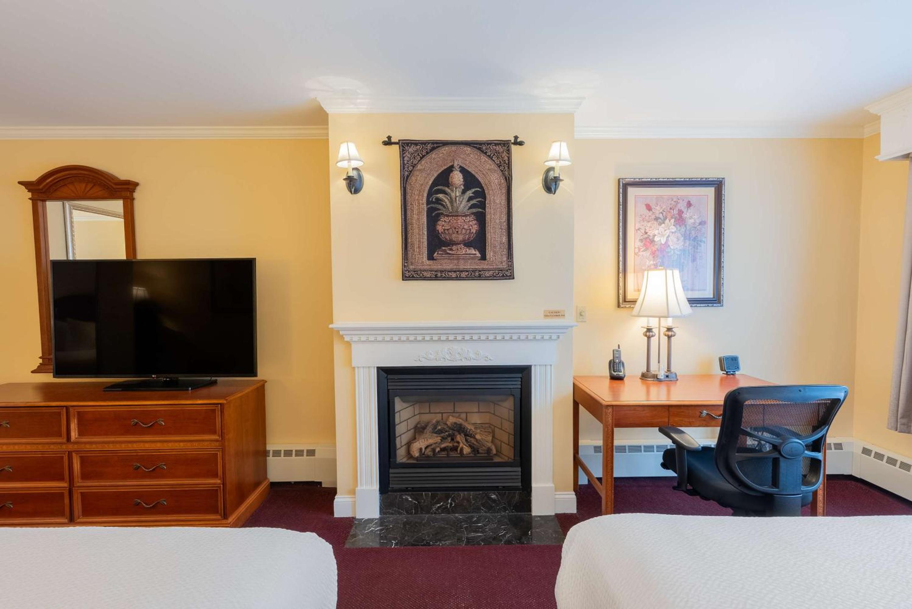 Executive Queen Suite with Two Queen Beds, Full Kitchen and Fireplace - Non-Smoking