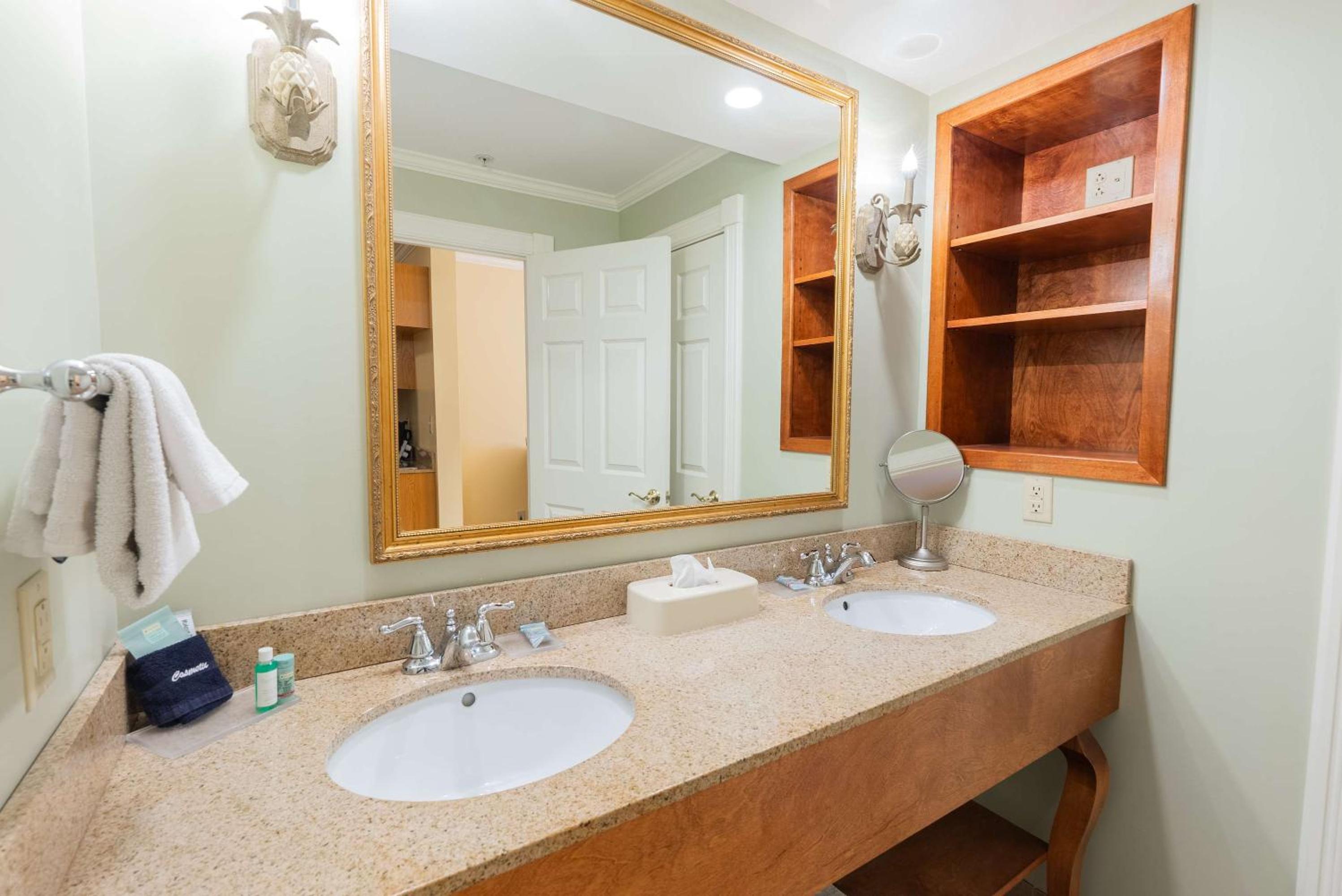 Executive Queen Suite with Two Queen Beds, Full Kitchen and Fireplace - Non-Smoking