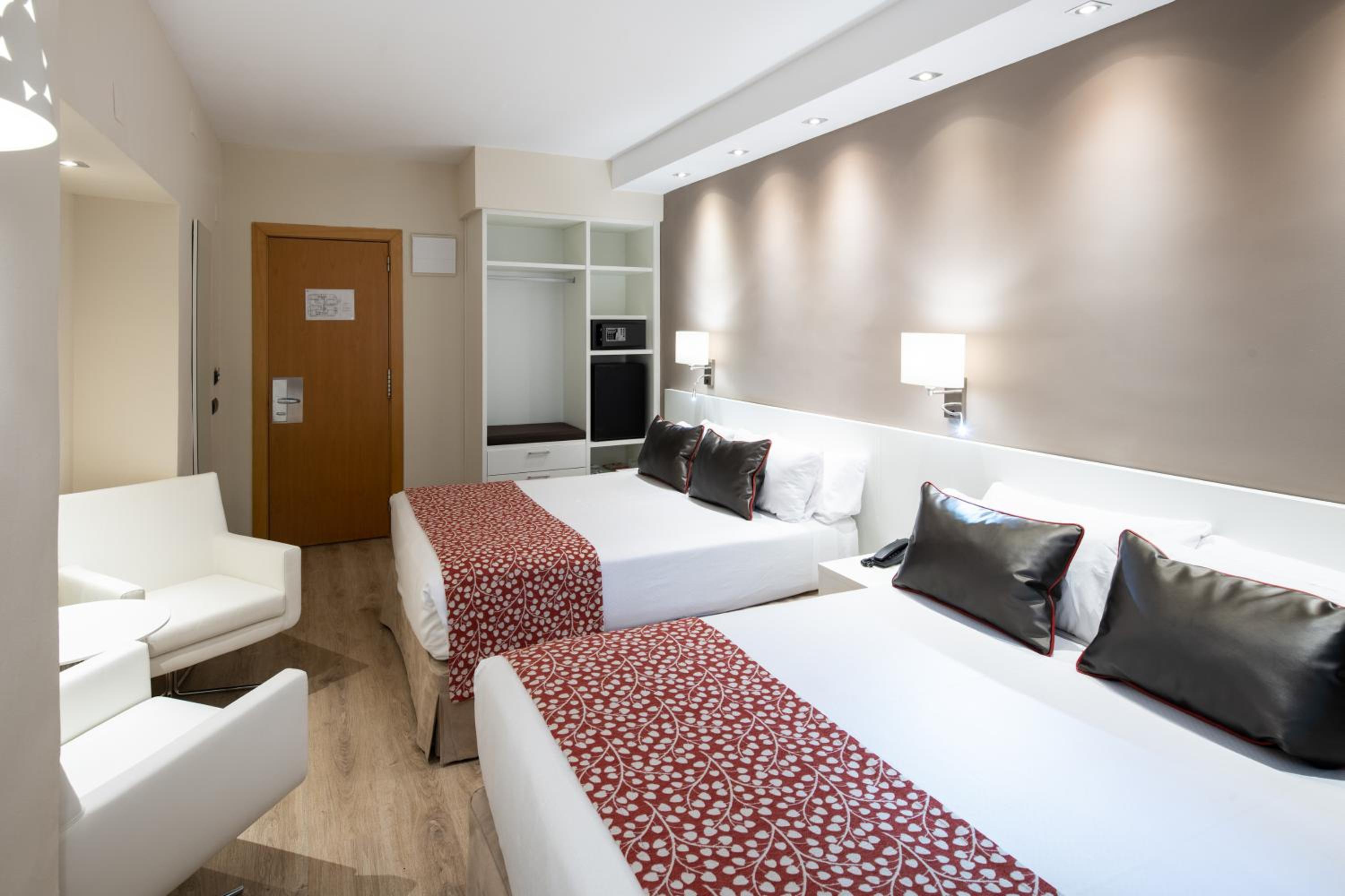 Family Room (2 Adults + 2 Children)