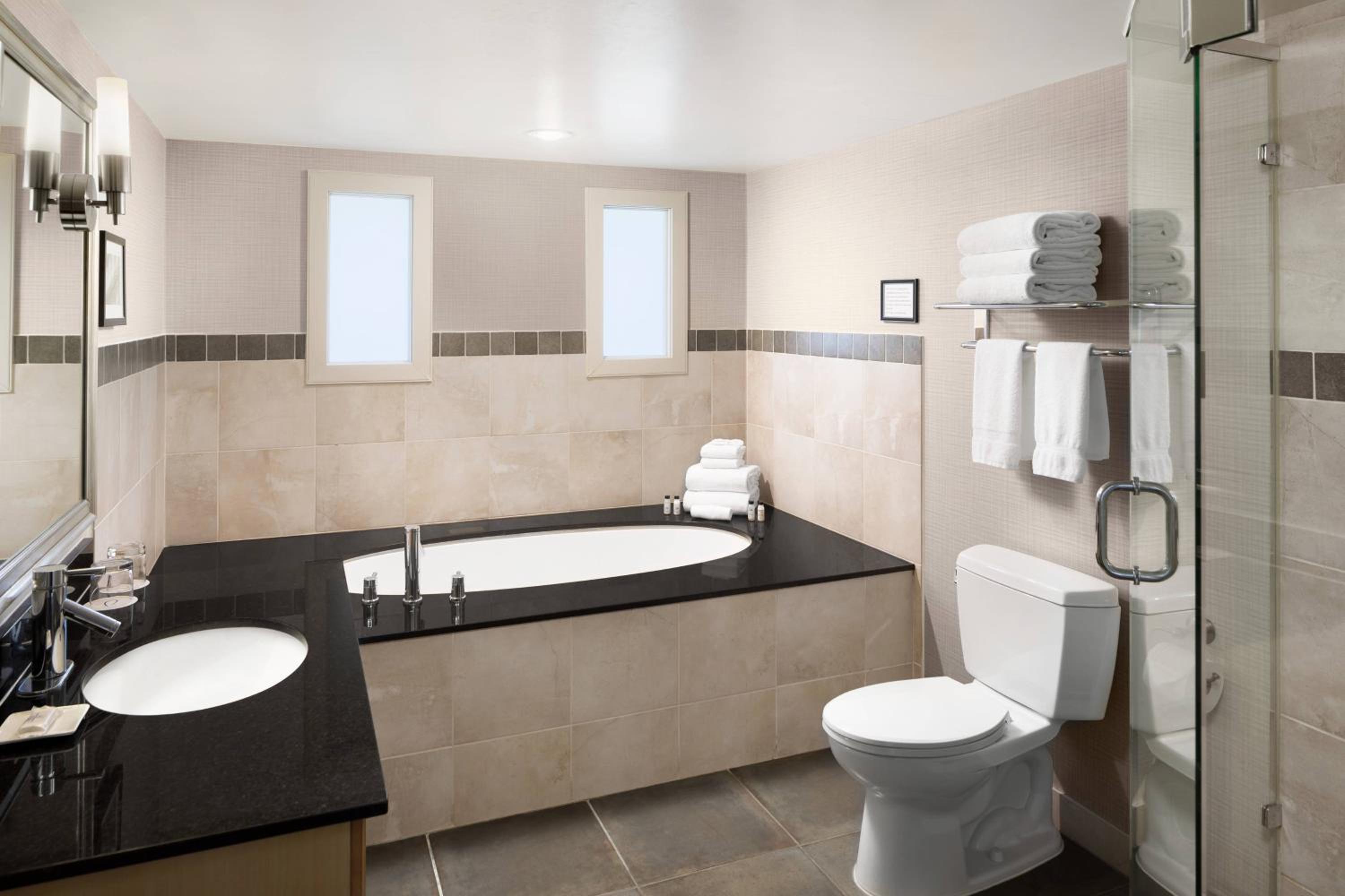 One-Bedroom Corner Club Suite - Club Lounge Access