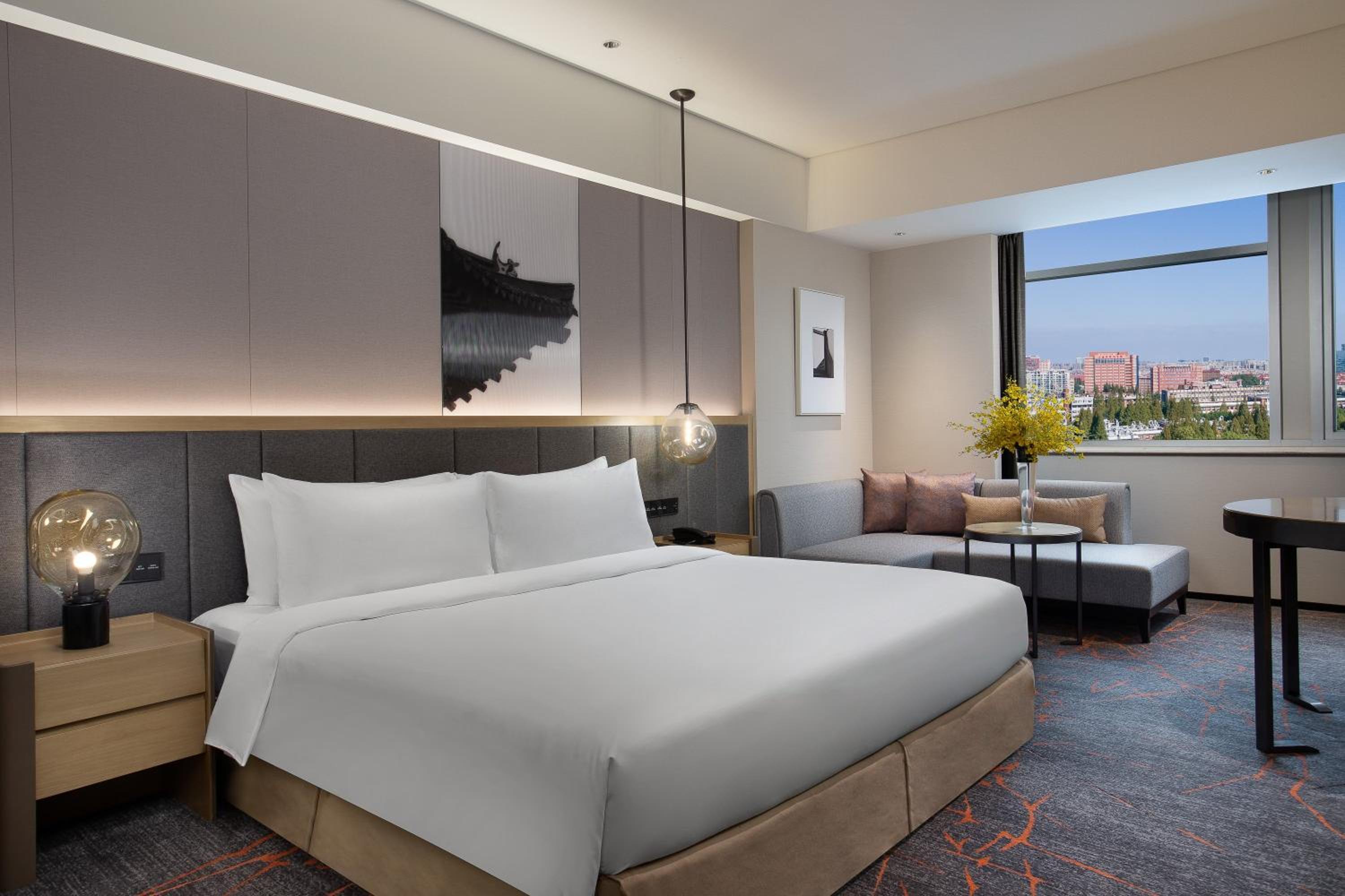 Standard King Room with Lounge Access