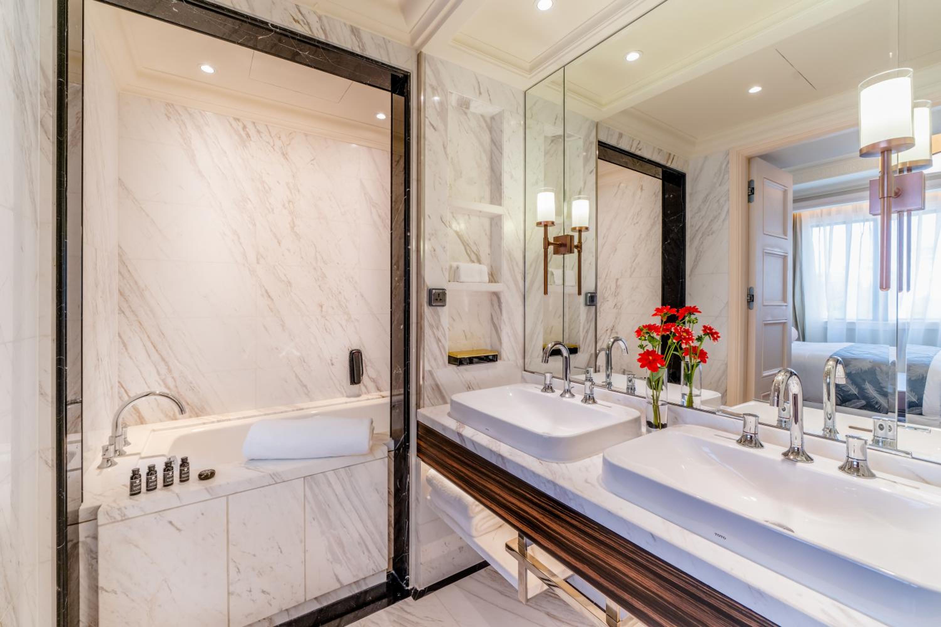 Executive Suite - Lounge Access