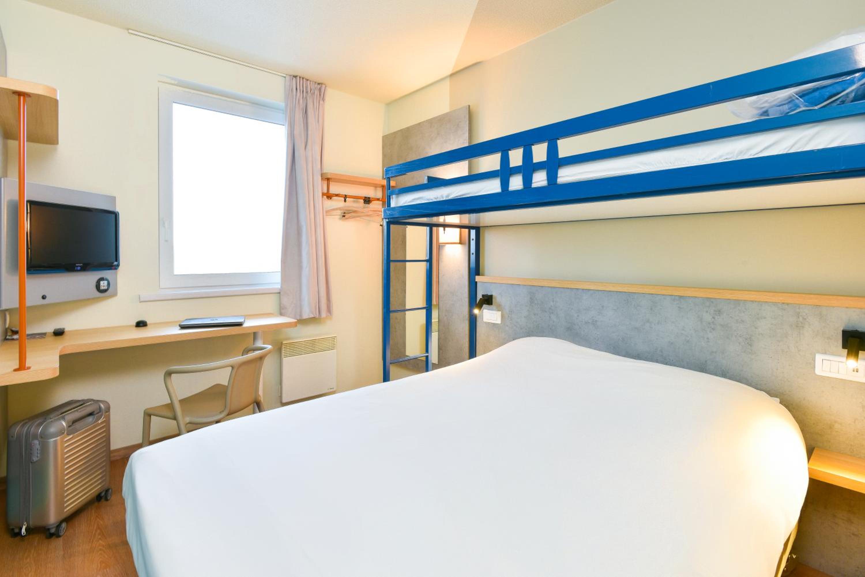 Standard Room with 1 double bed and 1 single bed
