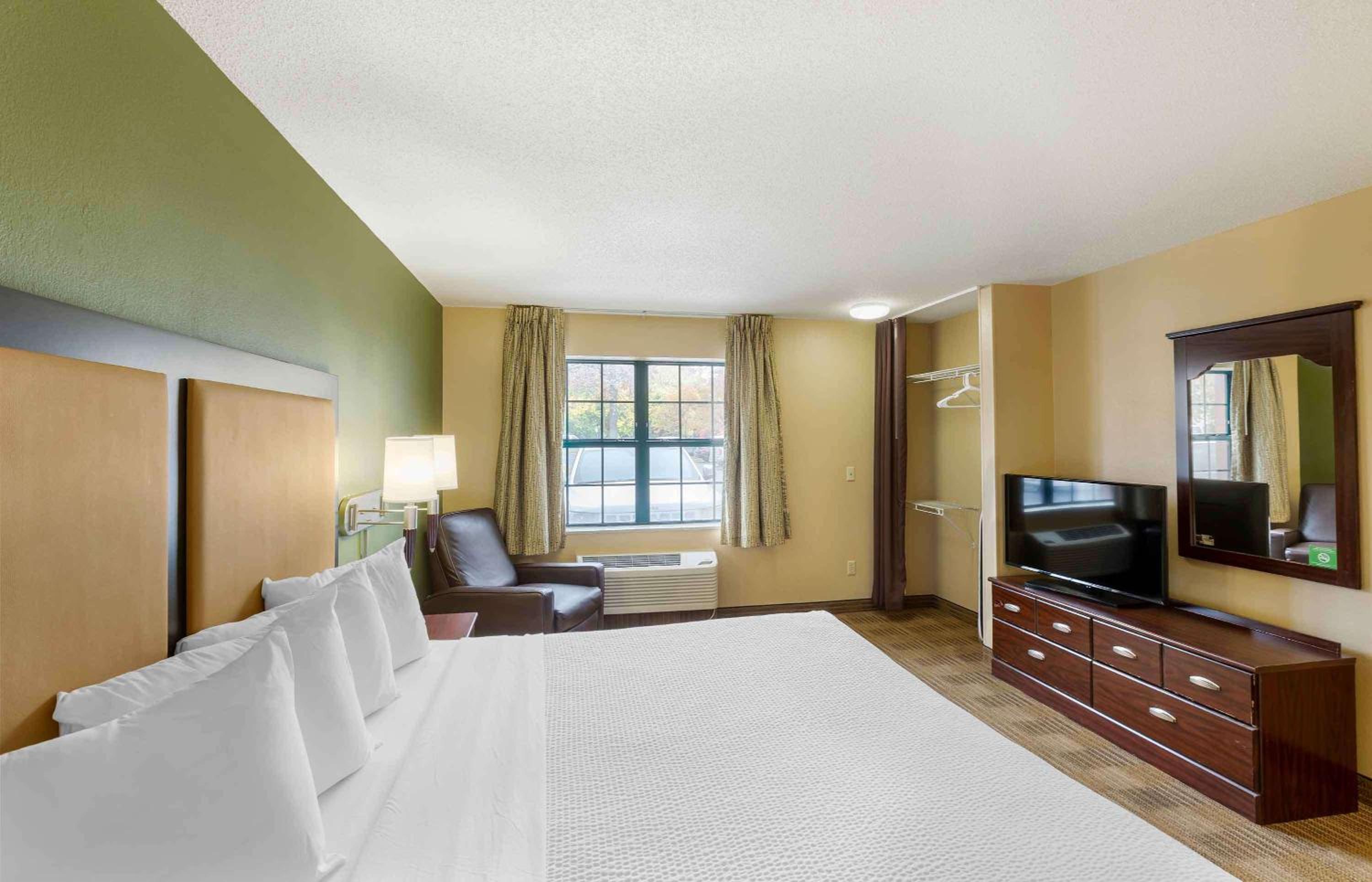Studio with 1 King Bed - Non-Smoking