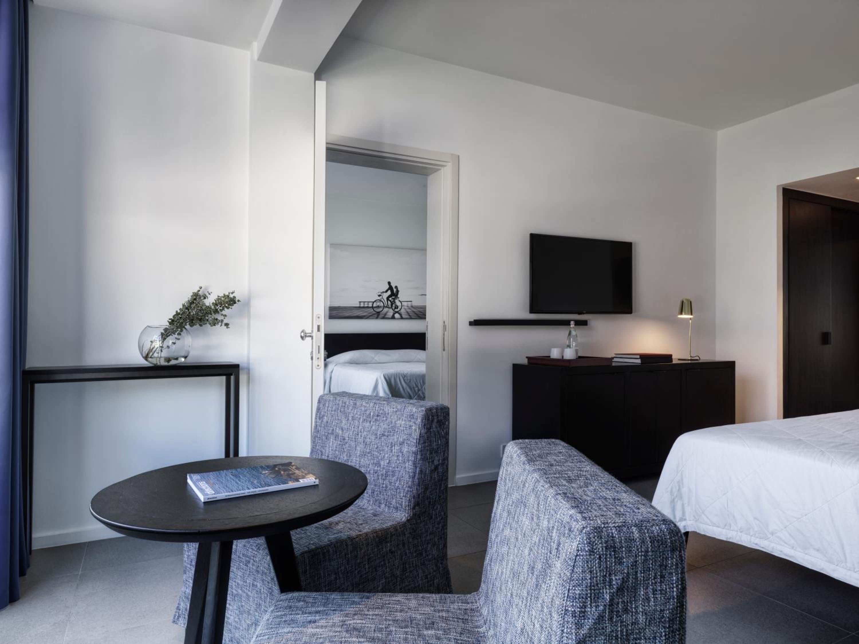 Connecting Inland View Room