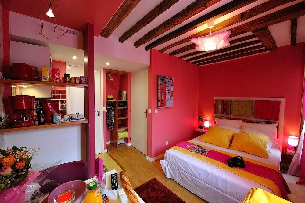 Studio (Pink Fashion)