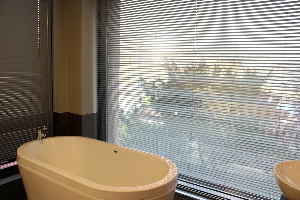 Standard Double Room, Bathtub (Railway View)