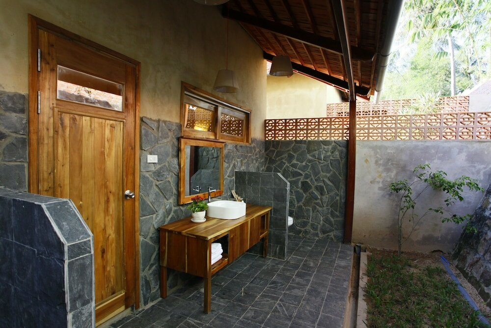 Basic Bungalow, Garden View