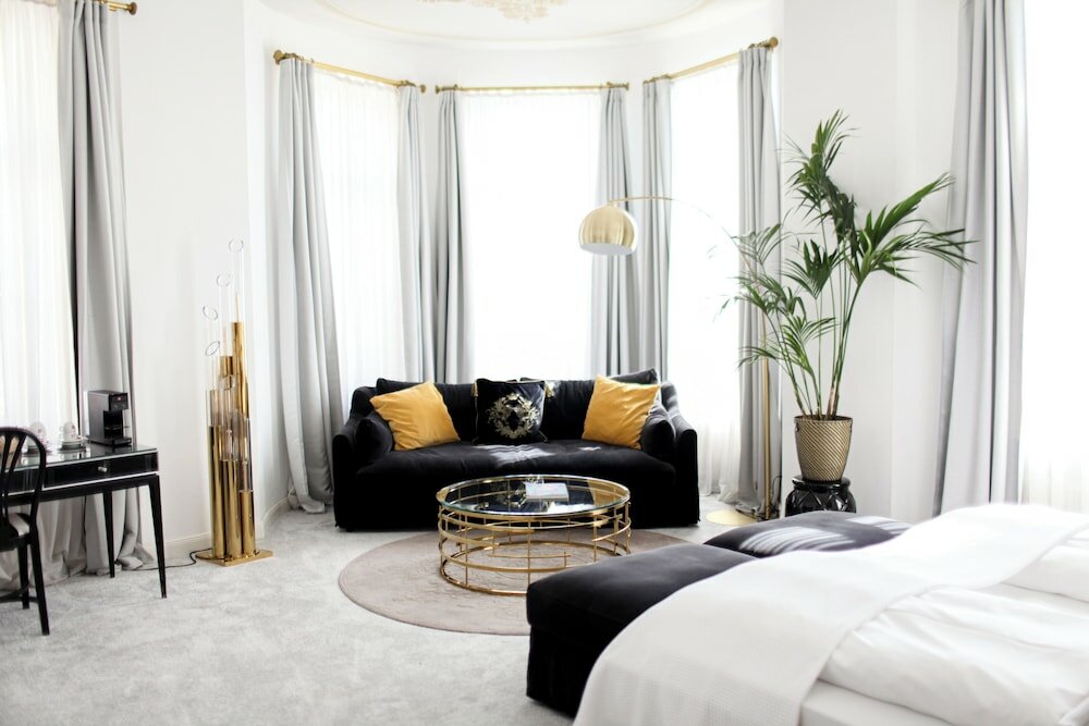 Deluxe Double Room (Showroom)