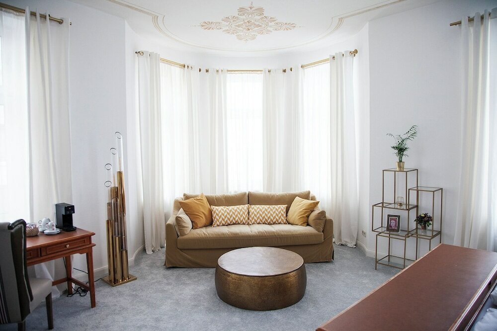 Deluxe Double Room (Showroom)