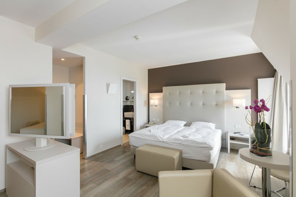 Junior Suite, Balcony, Garden View