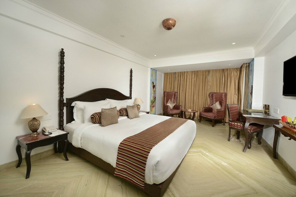 Deluxe Room, 1 King Bed, Bathtub