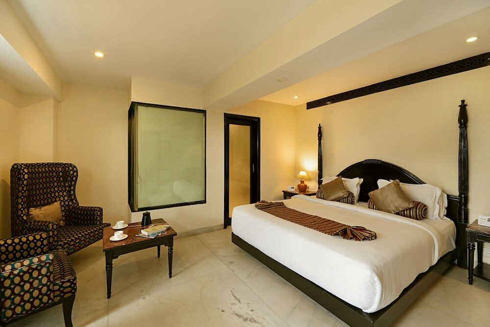 Deluxe Room, 1 King Bed, Bathtub