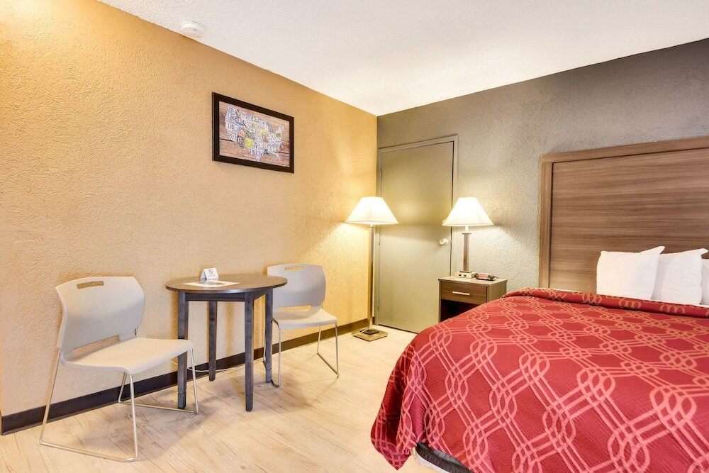 Room, 1 King Bed, Non Smoking (Private Bath)