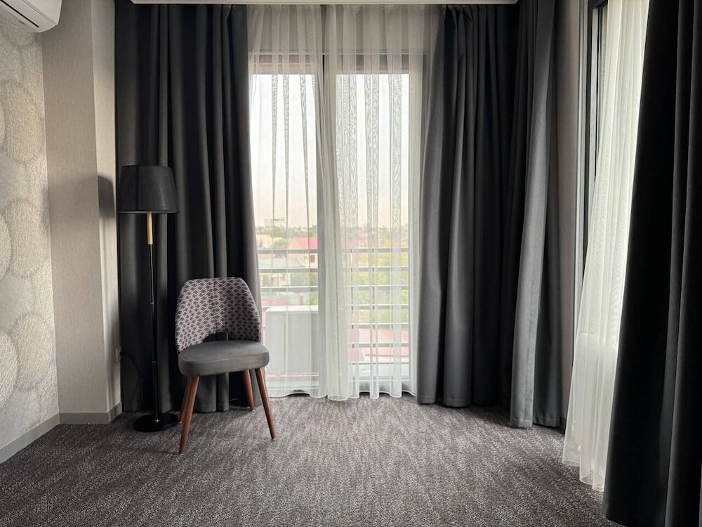 Basic Suite, 1 King Bed