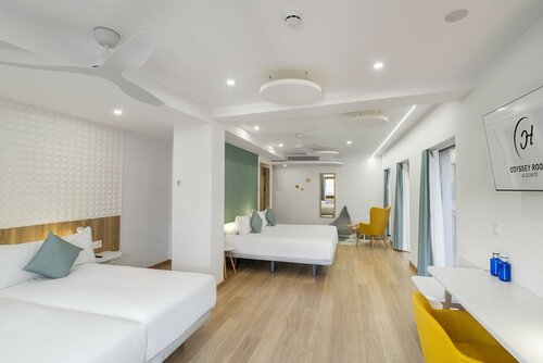 Superior Quadruple Room, Pool Access в Odyssey Rooms