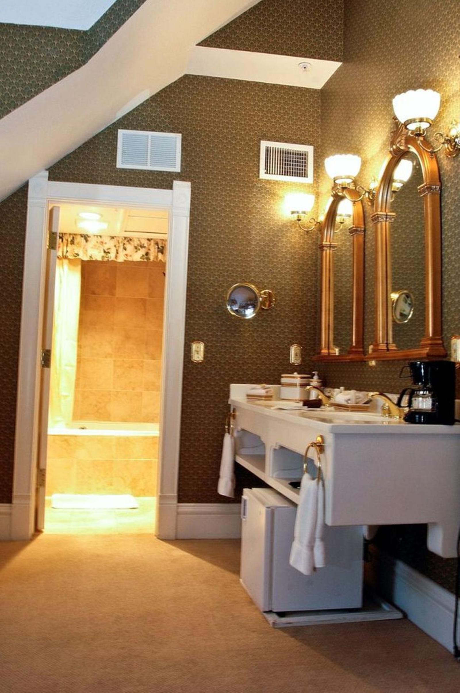 Deluxe King Suite