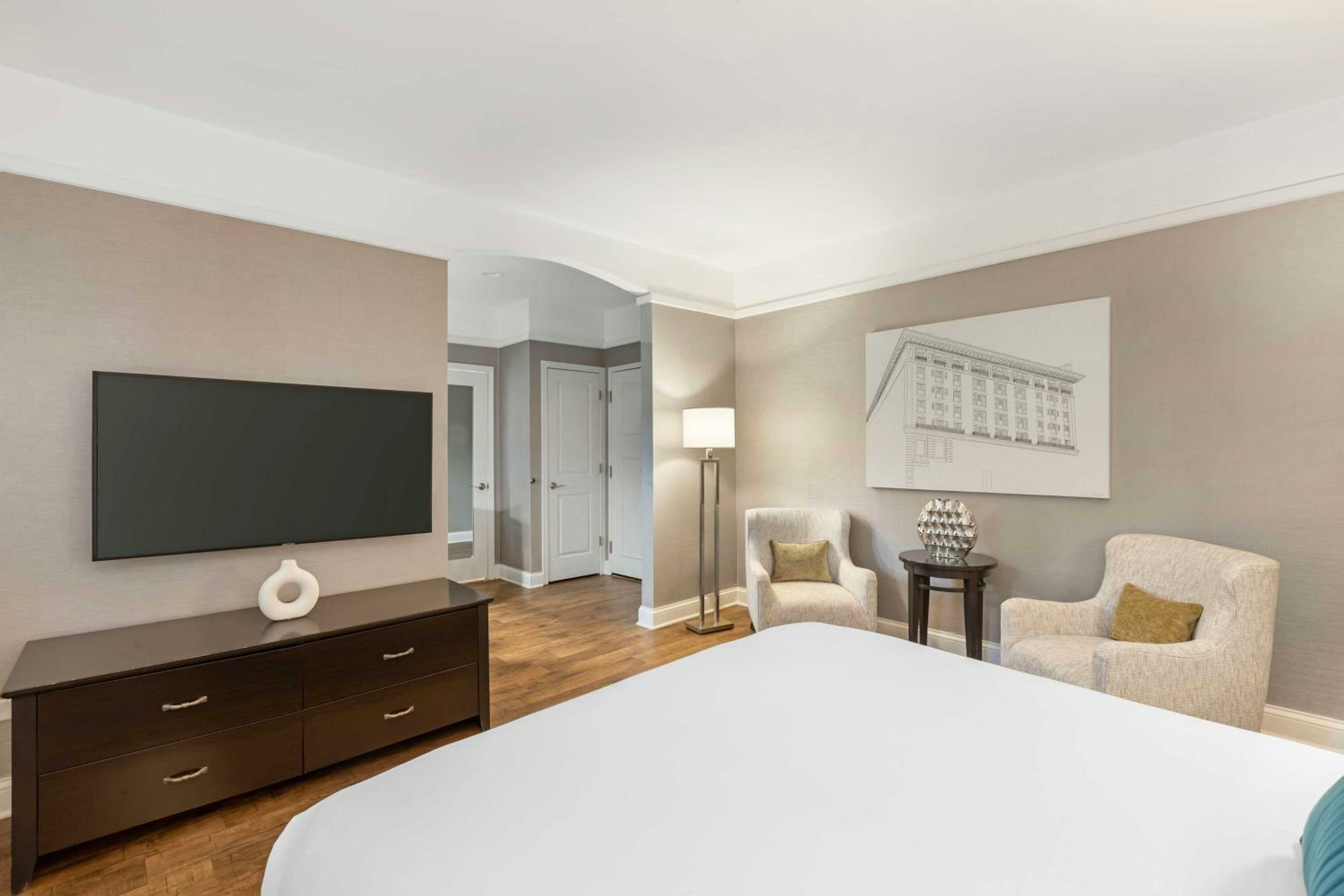 King Room with Roll-In Shower - Mobility Access