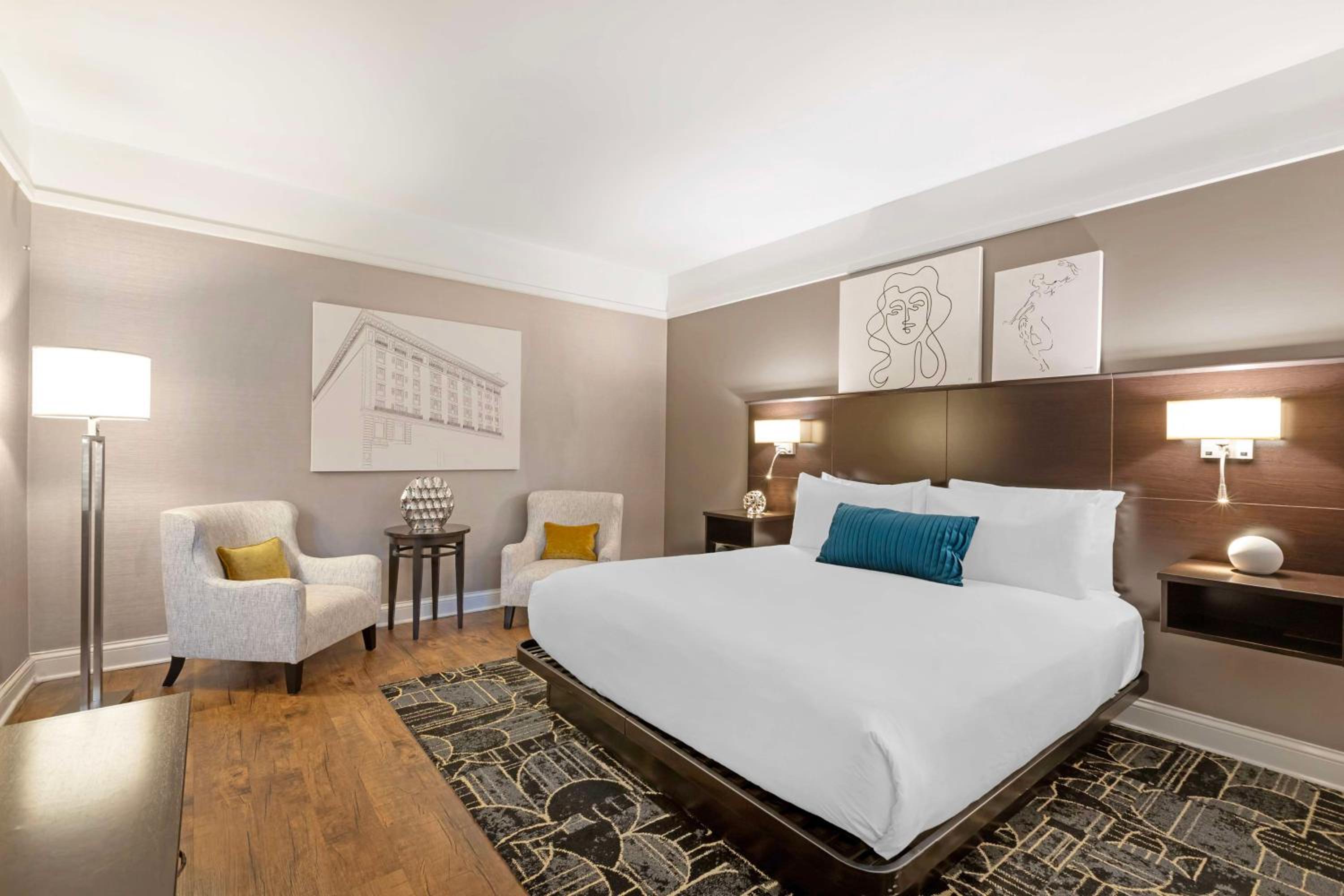 King Room with Roll-In Shower - Mobility Access