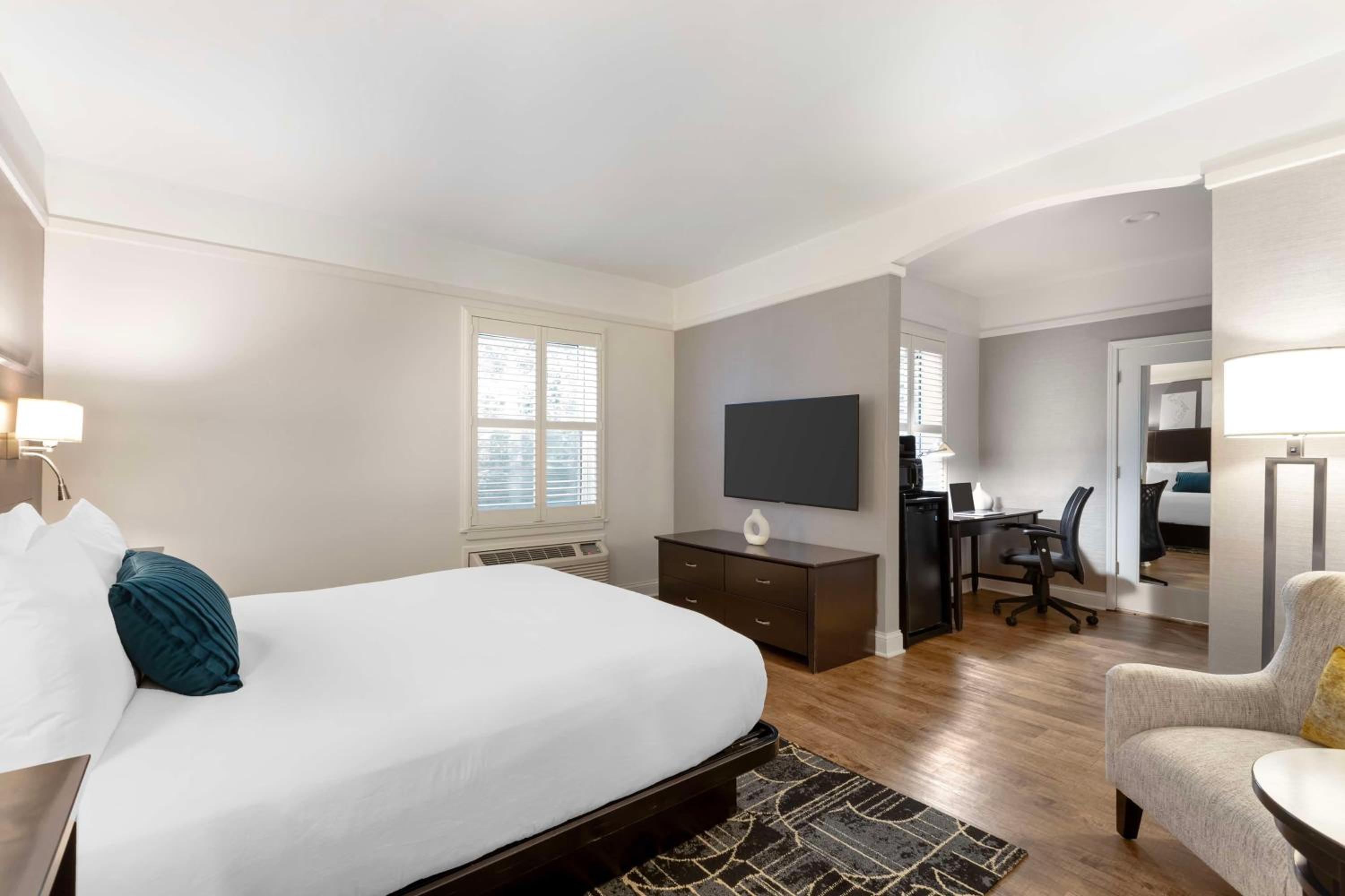 King Room with Roll-In Shower - Mobility Access