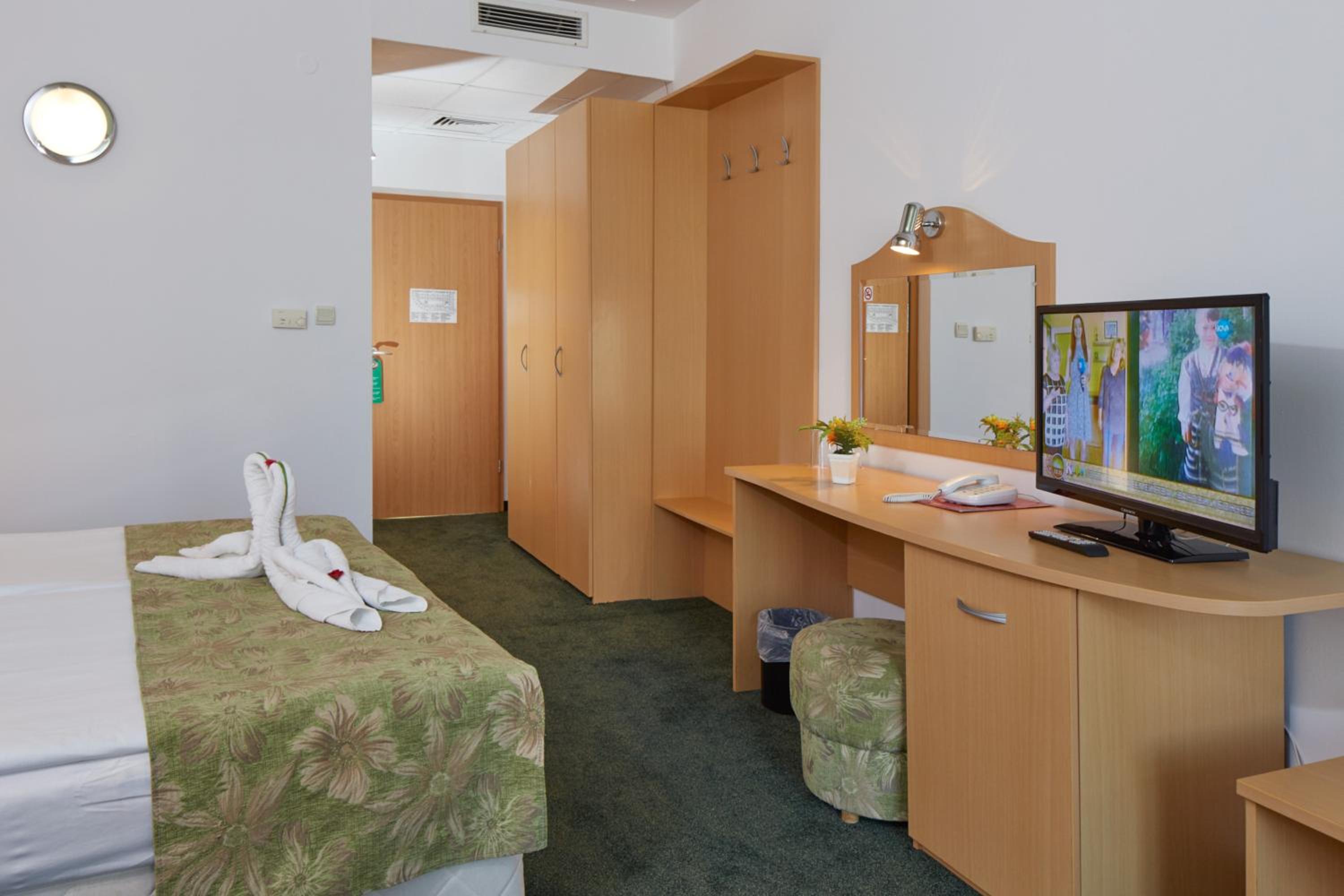 Family Room with Balcony (2 Adults + 2 Children)