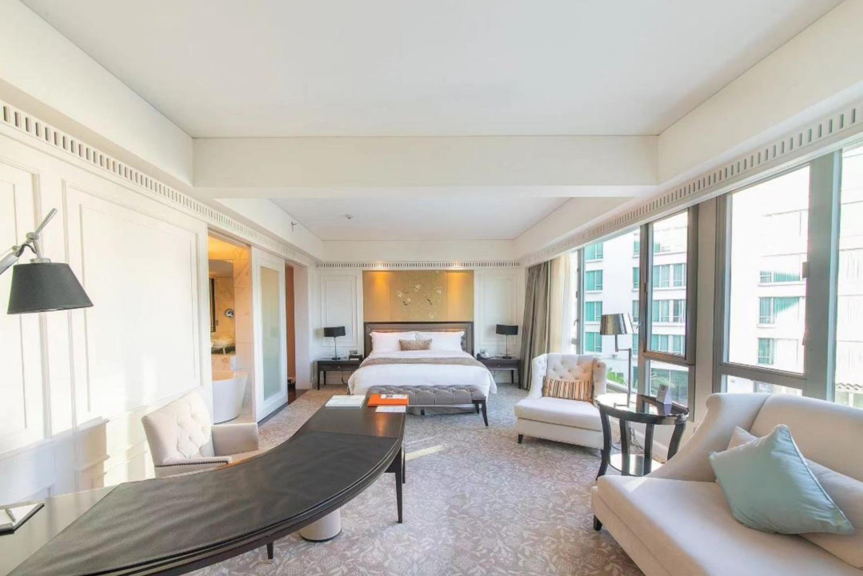 Premier Lake View King（Complimentary soft drinks and snacks in mini bar）