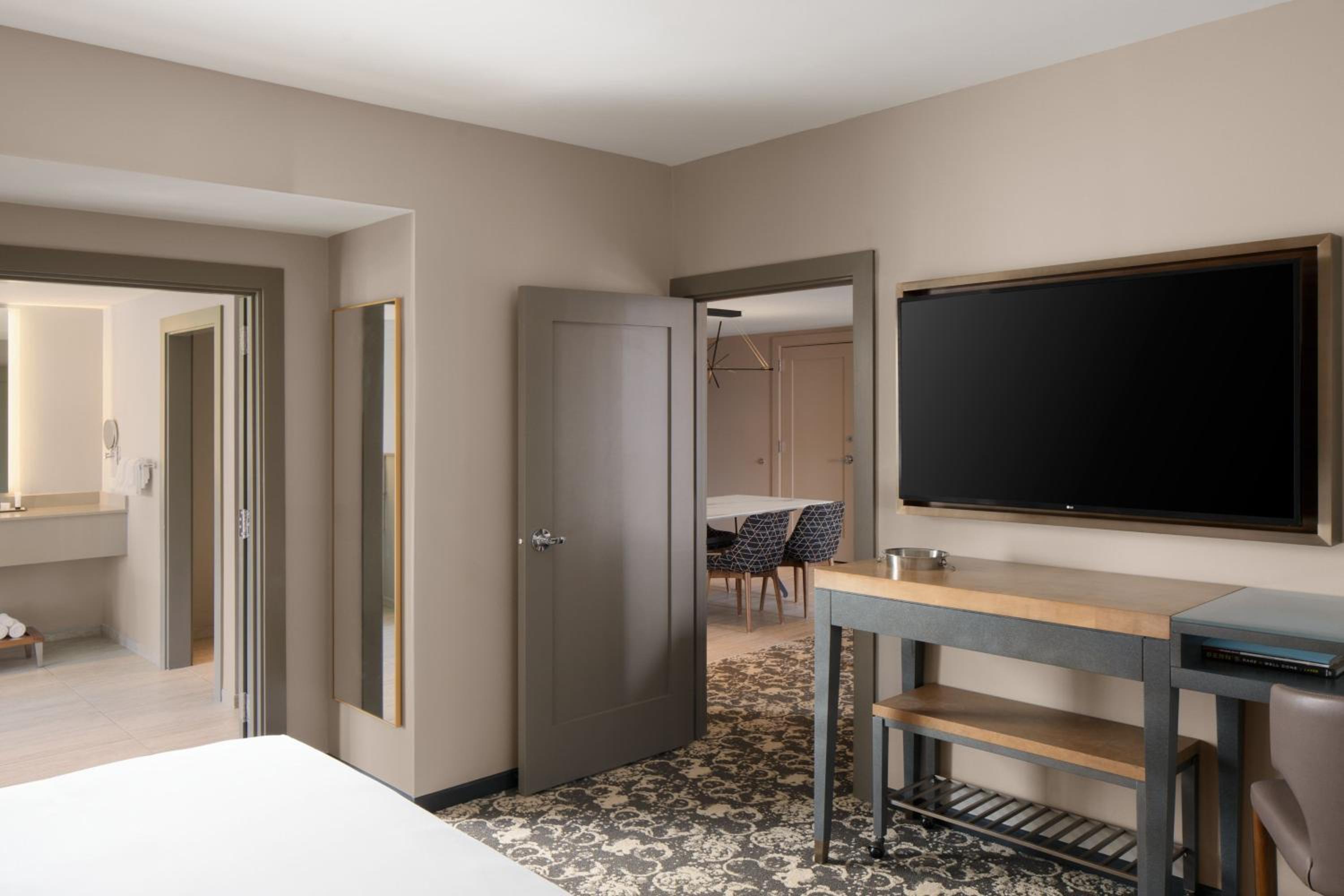 1 Bedroom Suite, 1 King,  City View (Hearing Accessible)