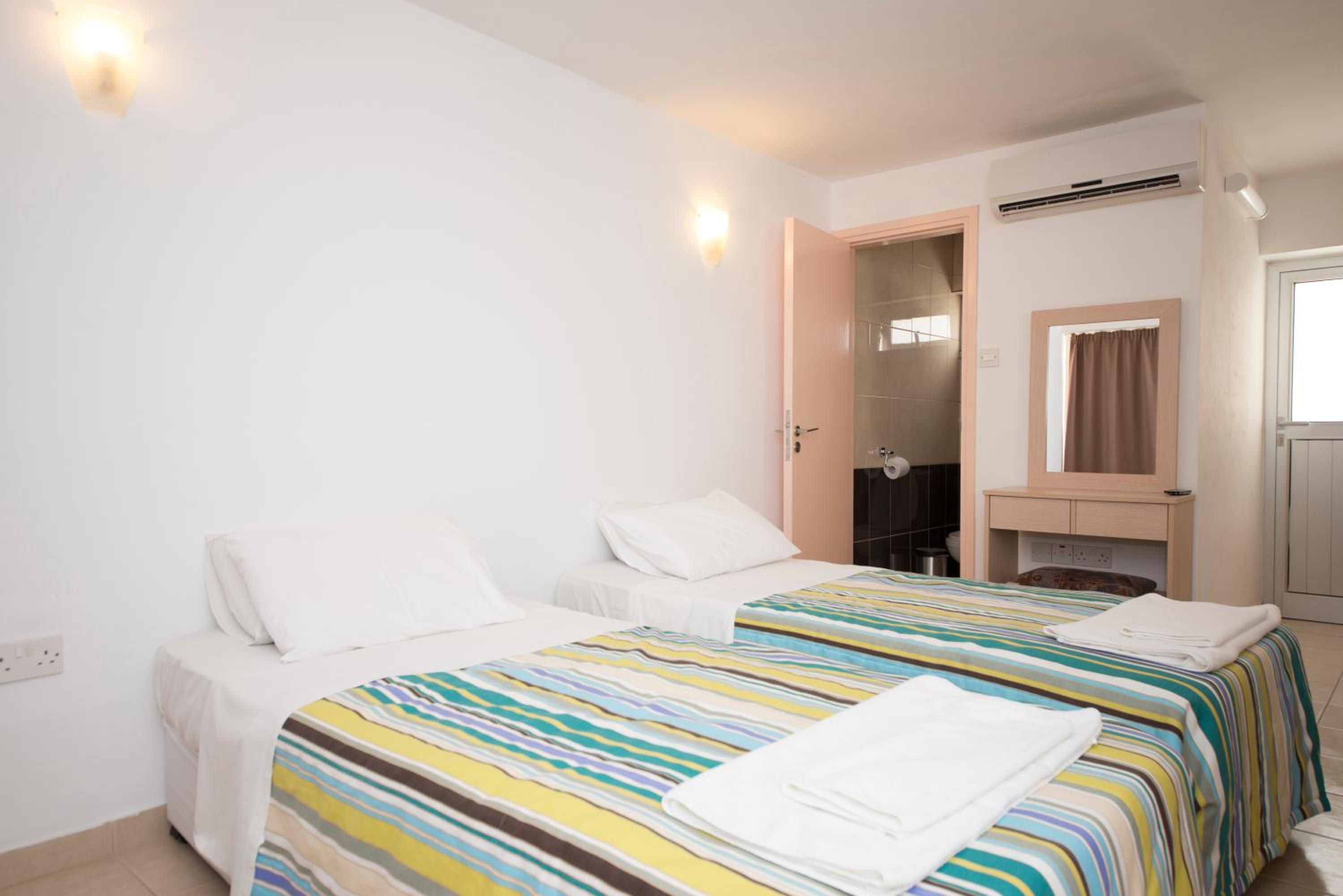 Studio with Pool View - Ground Floor