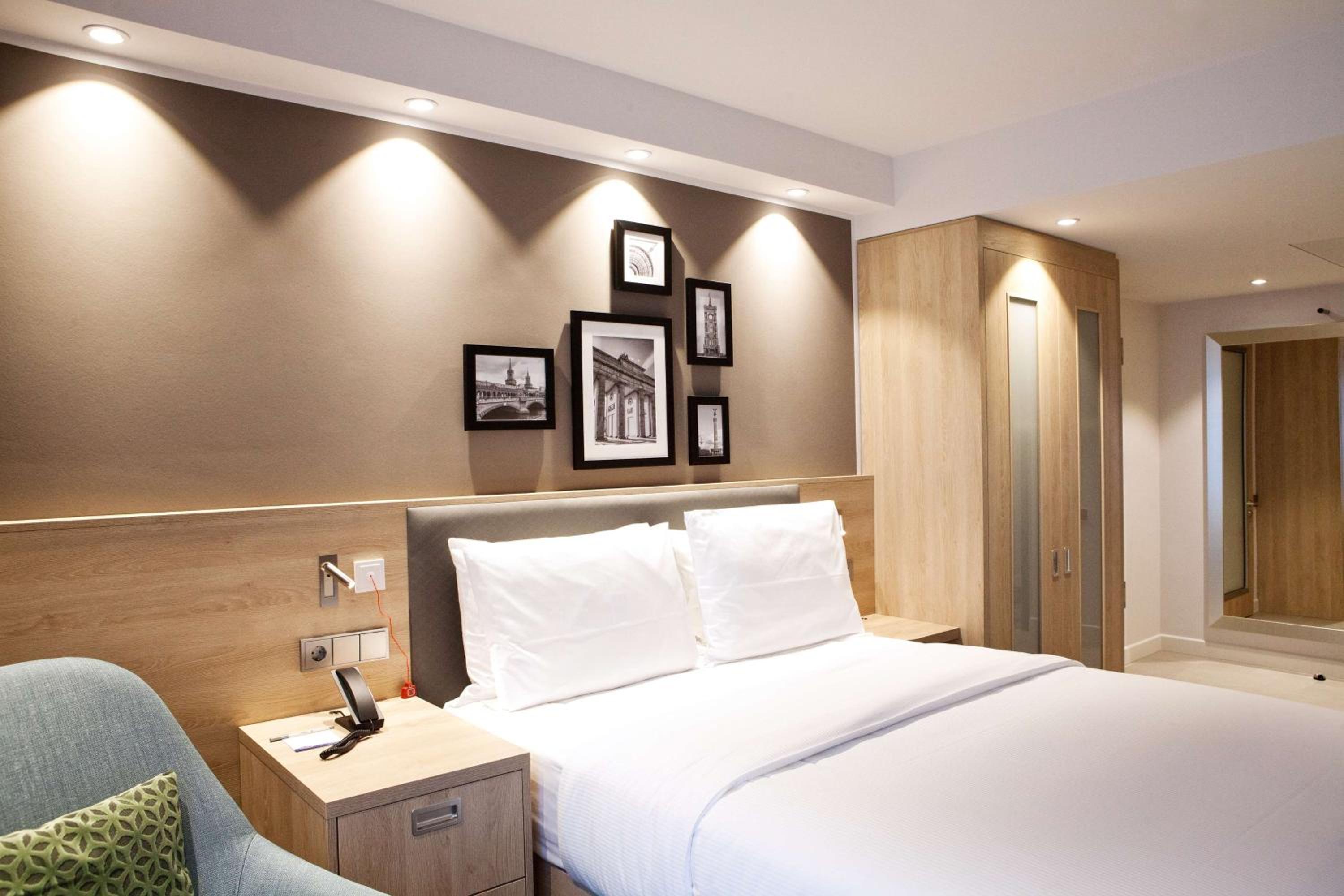 Queen Room - Mobility Access