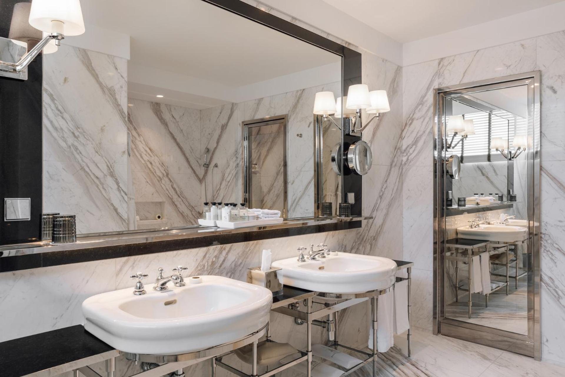  Studio Suite king bed