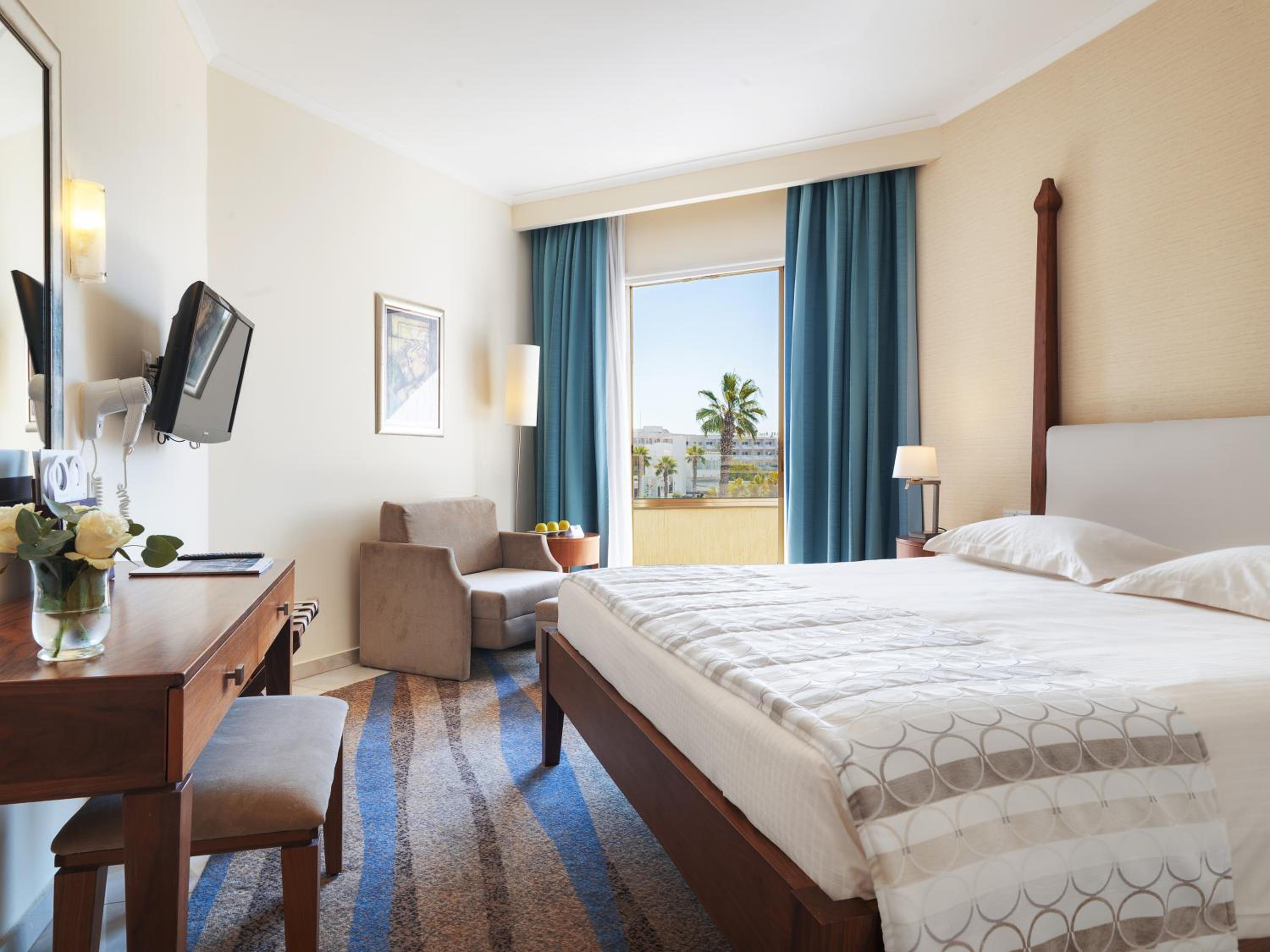 Deluxe Double or Twin Room with Side Sea View