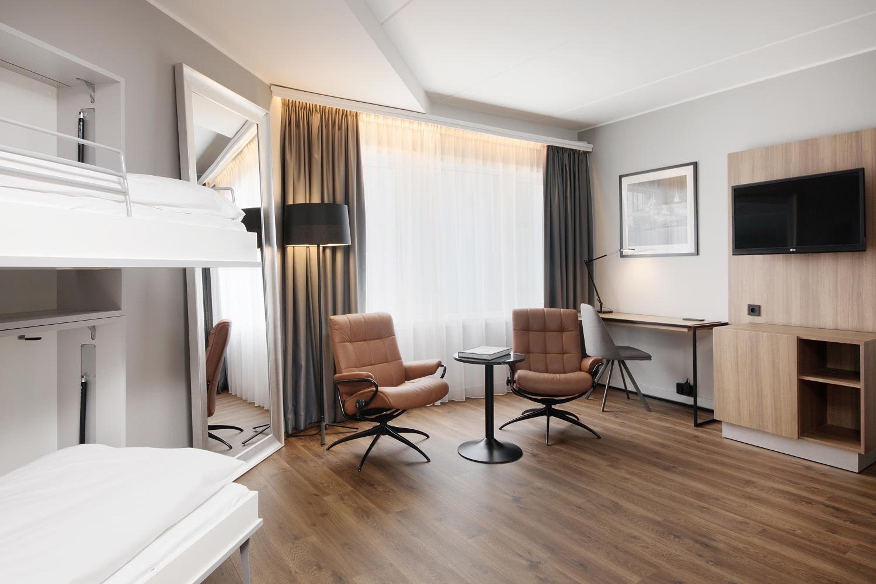 Family Room (2 Adults + 2 Children)