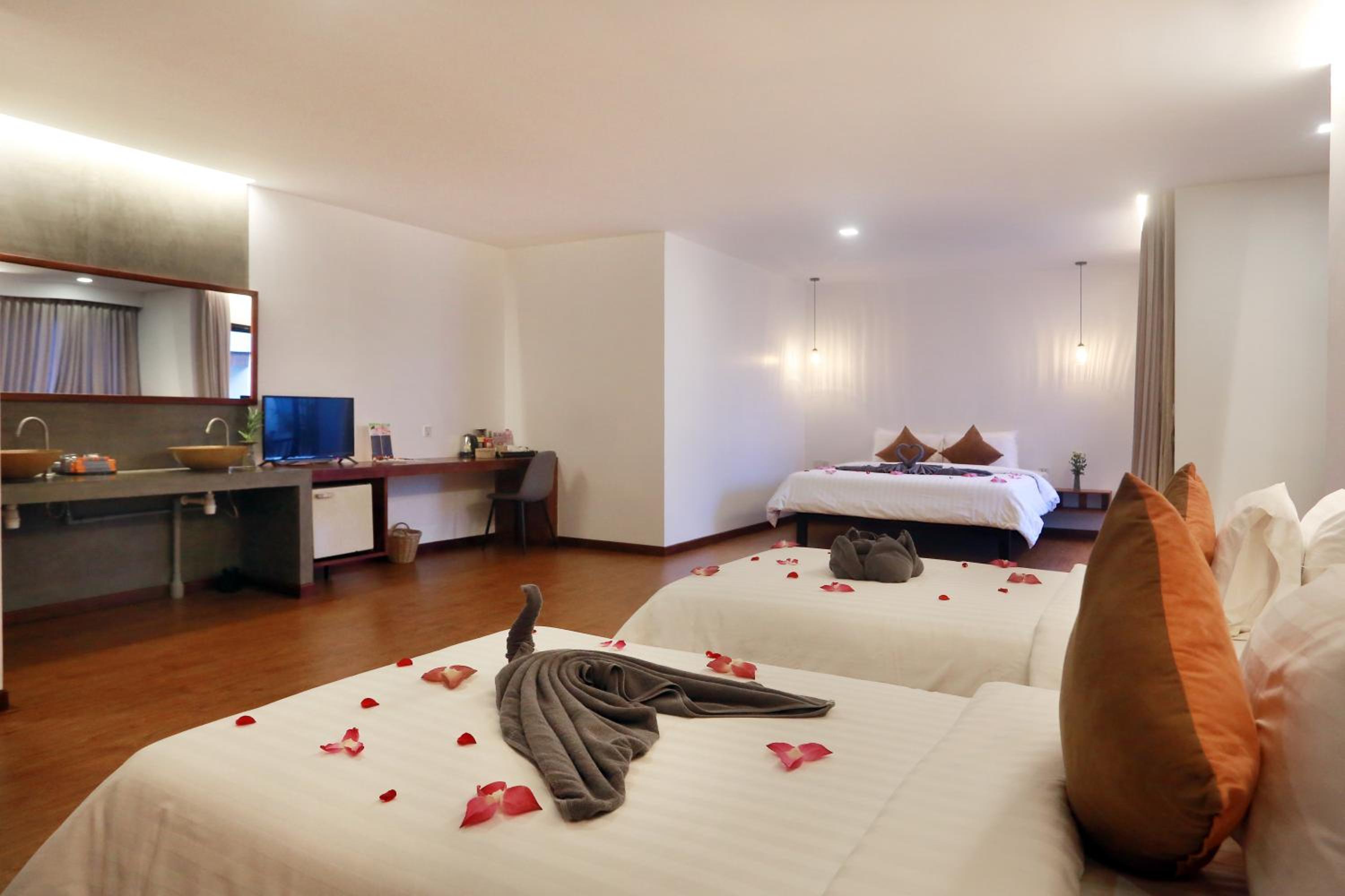 Family Suite with Balcony Pool View @ Free Pickup