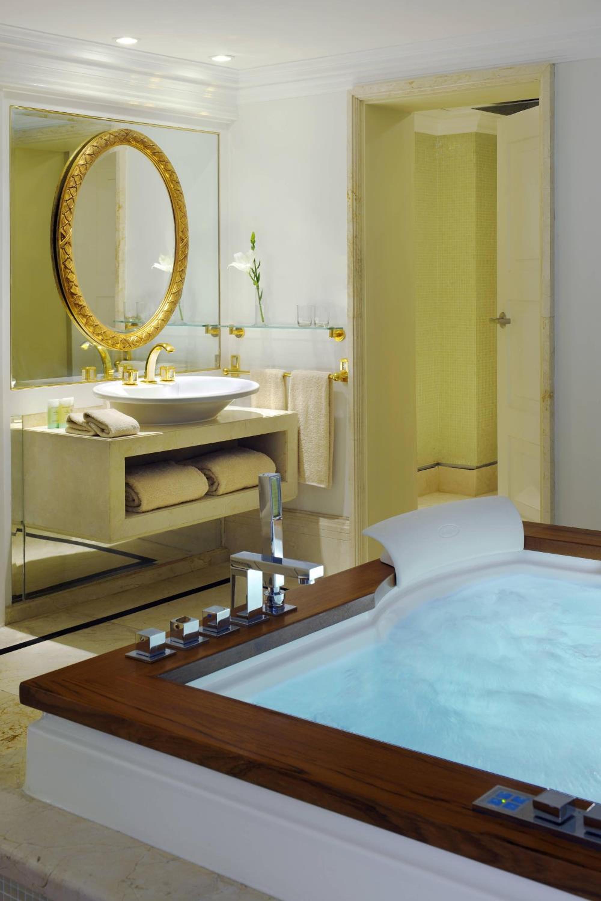 Royal Suite, Executive lounge access, 2 Bedroom Suite, Balcony