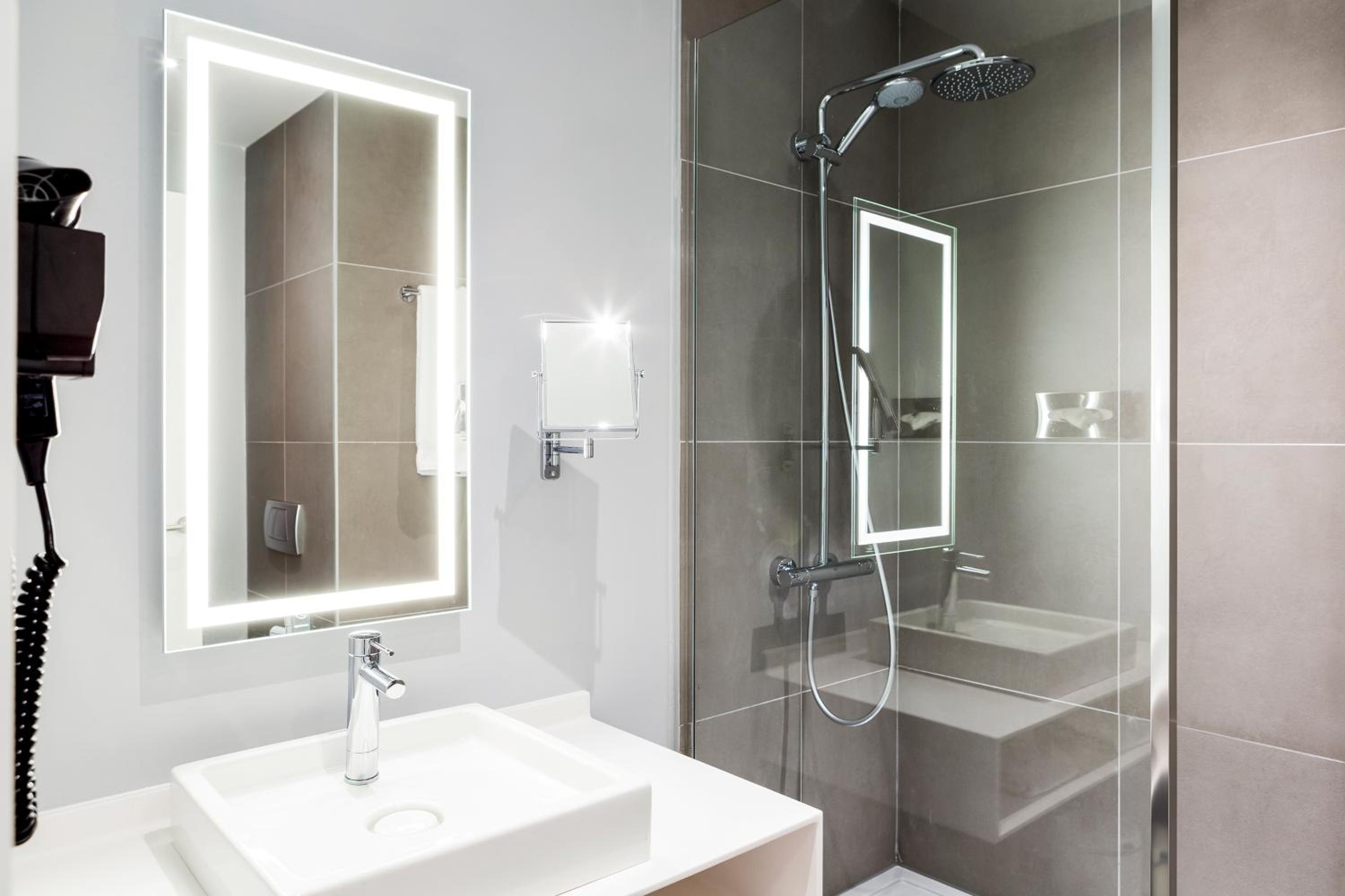 Superior Queen Room - Plaza Building