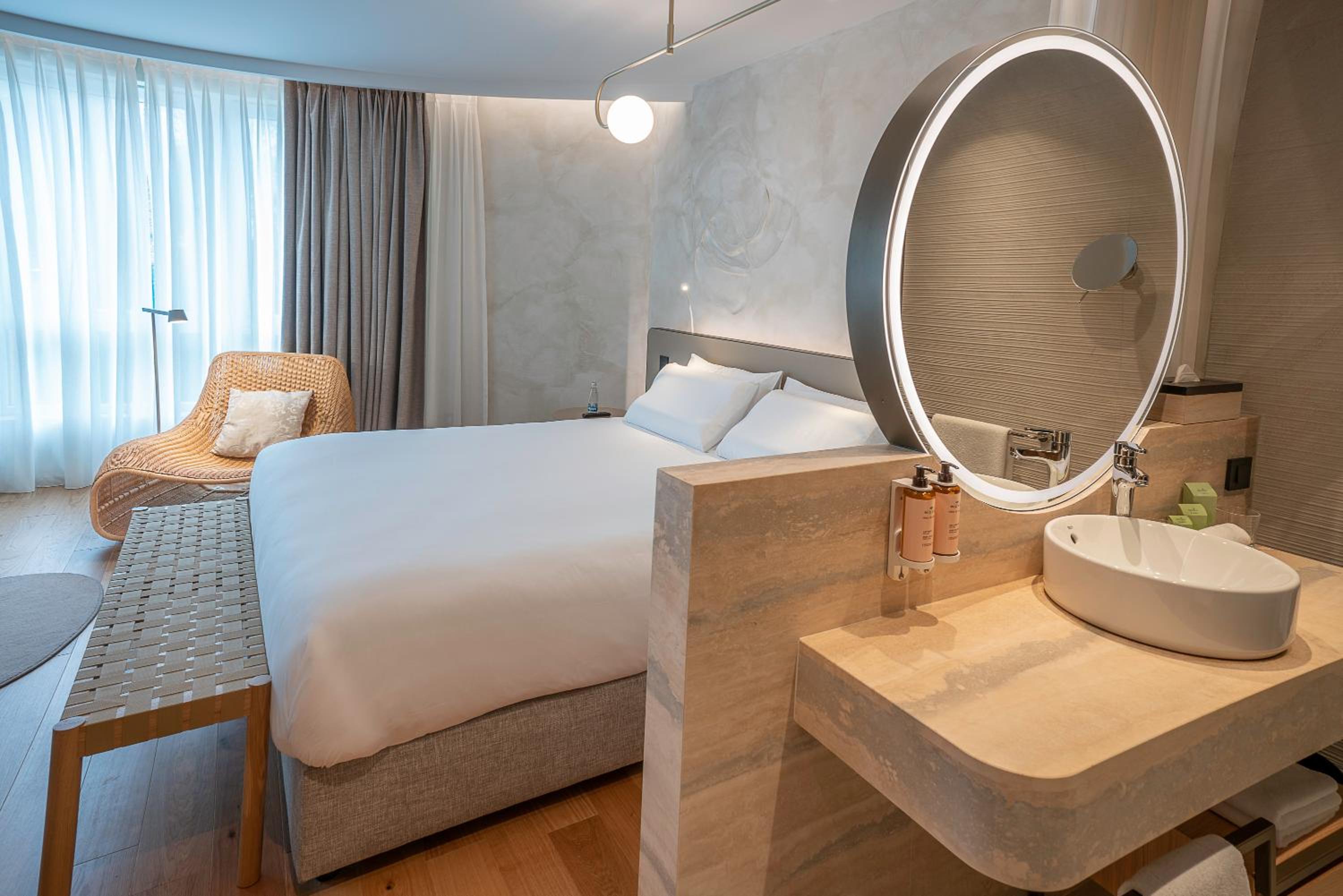 Deluxe king bed room