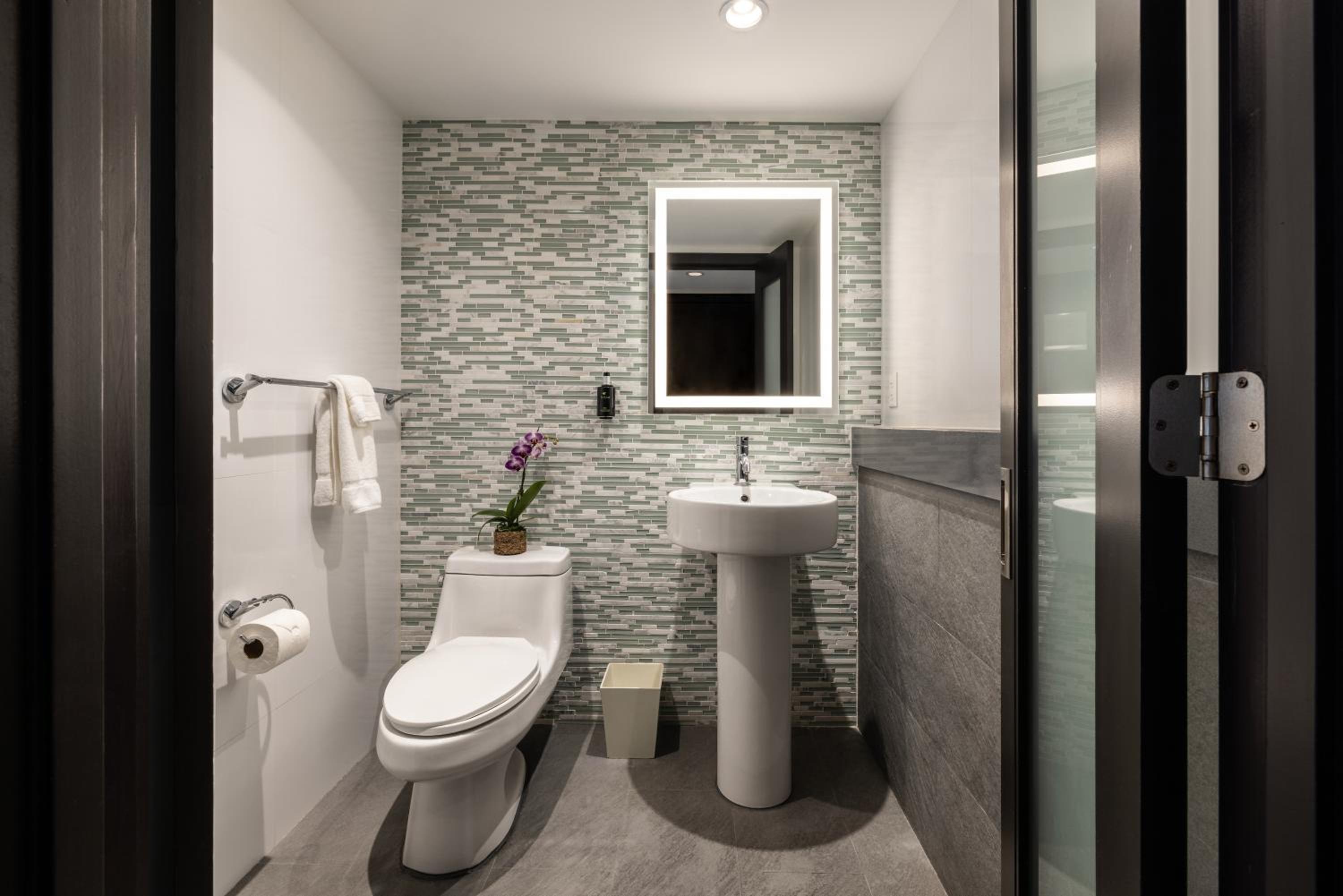  Oceanfront 1 Bedroom Suite with Balcony