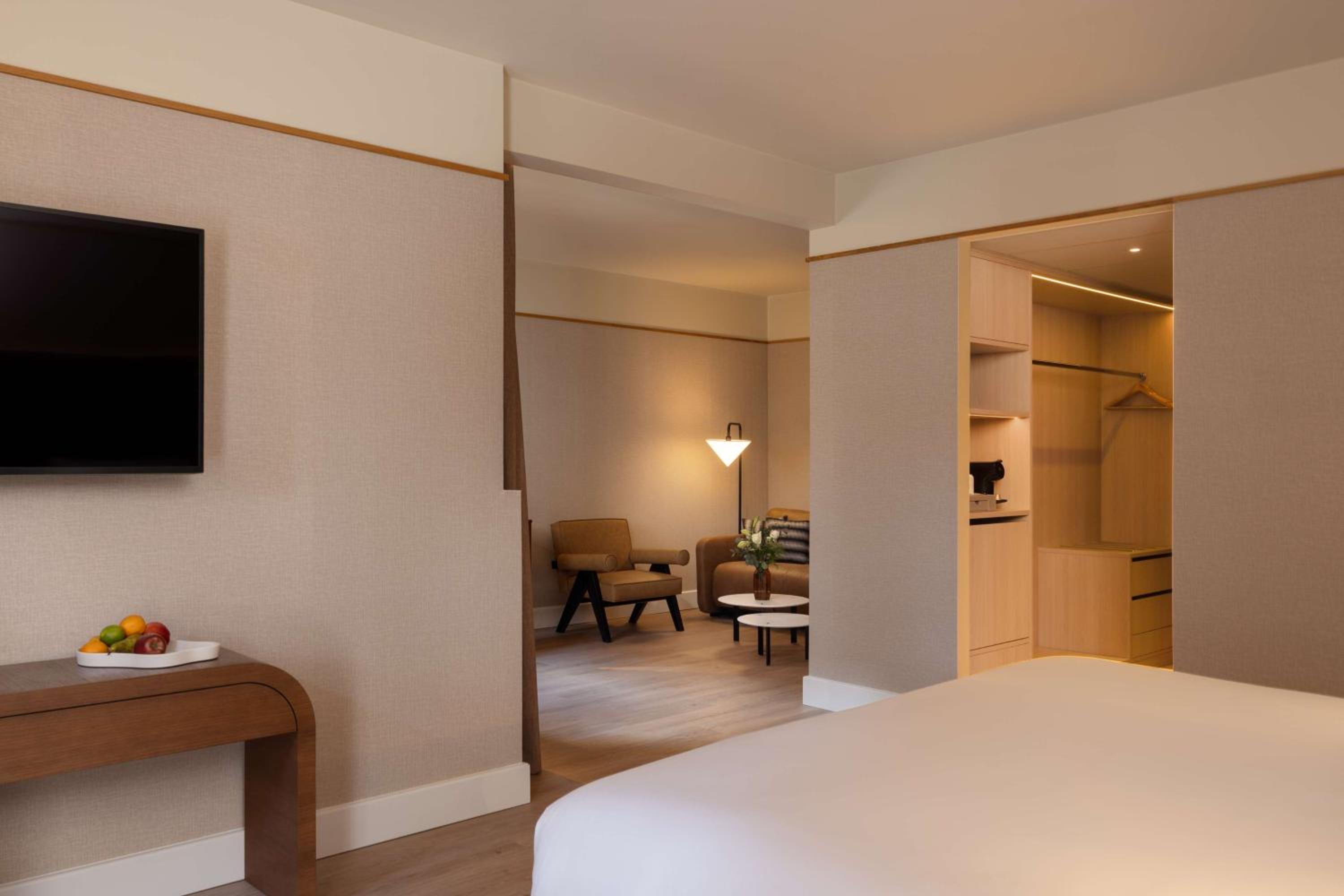 Family Room with Twin Extra Bed (2 Adults + 1 Child)