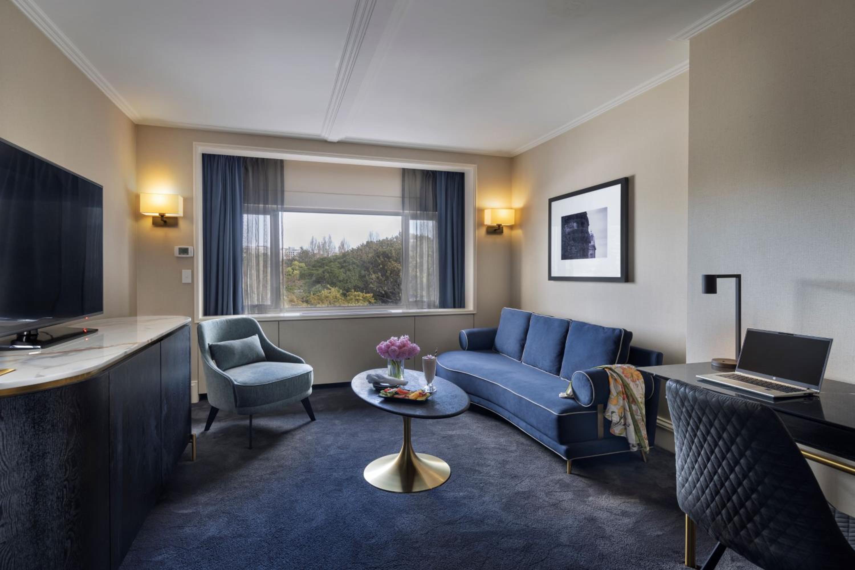 Deluxe Queen Suite