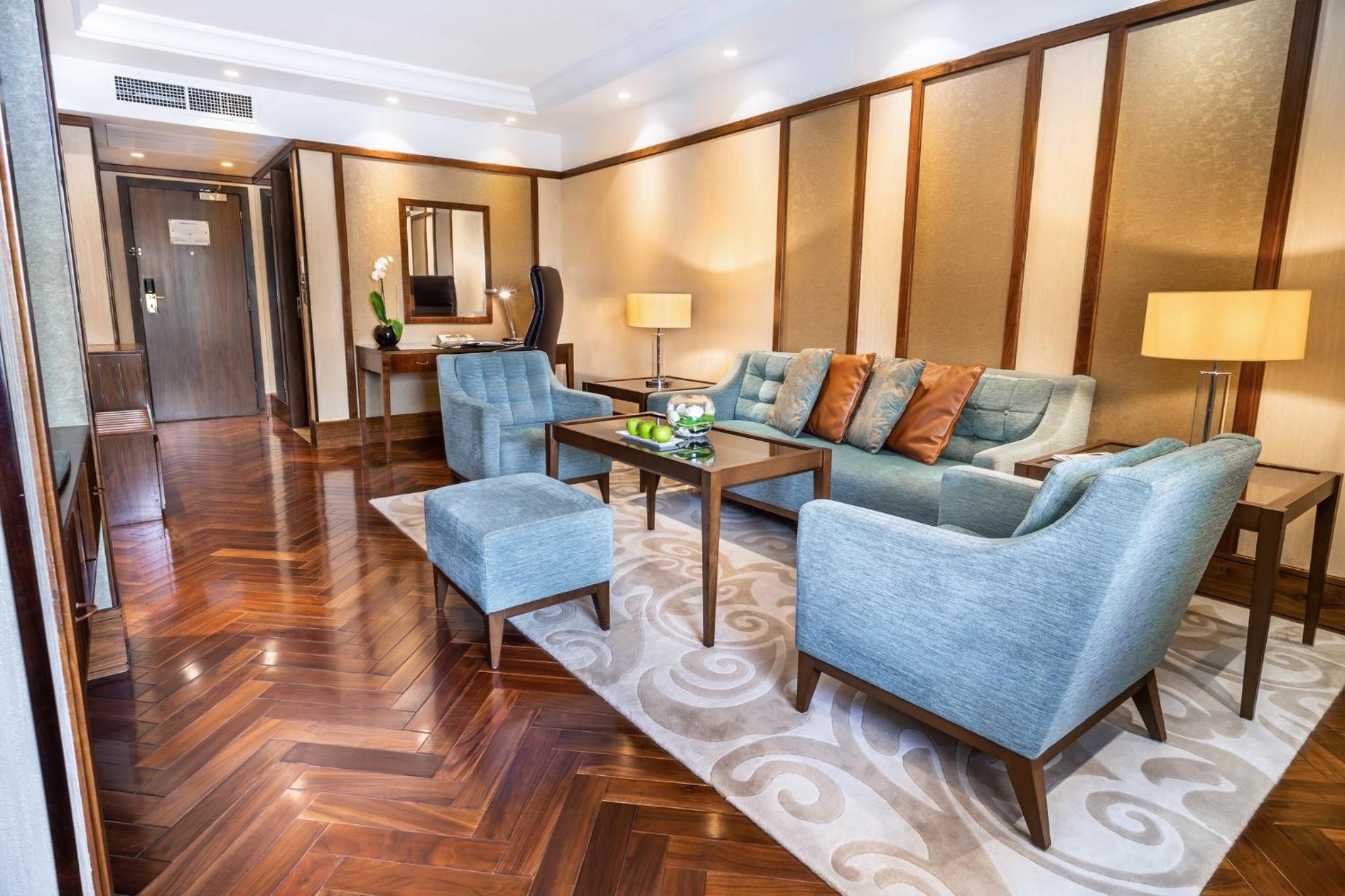 1 King One-Bedroom Suite