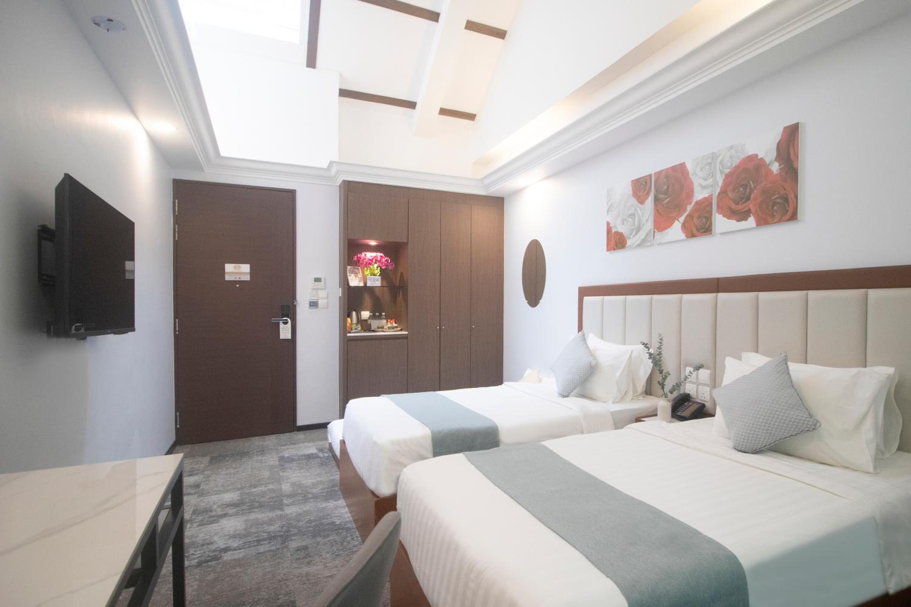 Triple room with Skylight and Bathtub