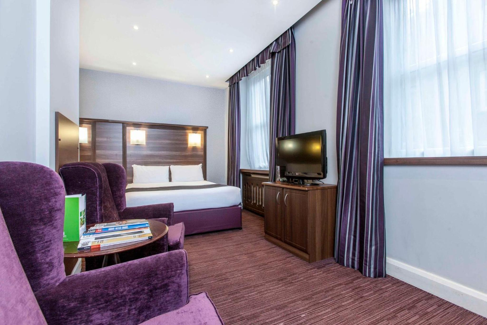Grand Double Room with Two Double Beds and Welbeck Street View