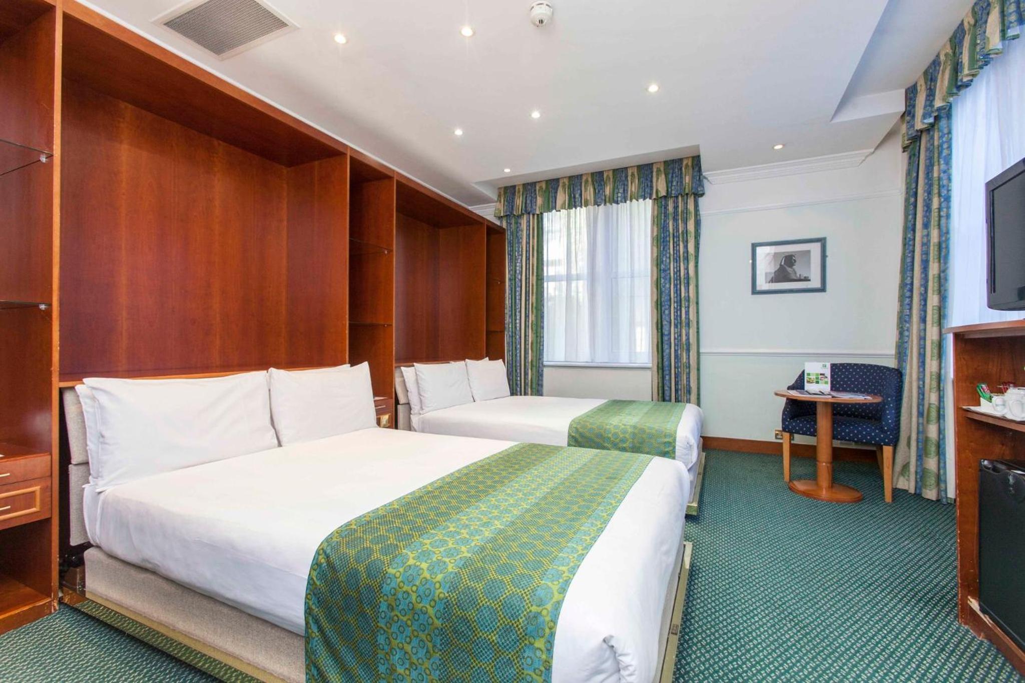 Grand Double Room with Two Double Beds and Welbeck Street View