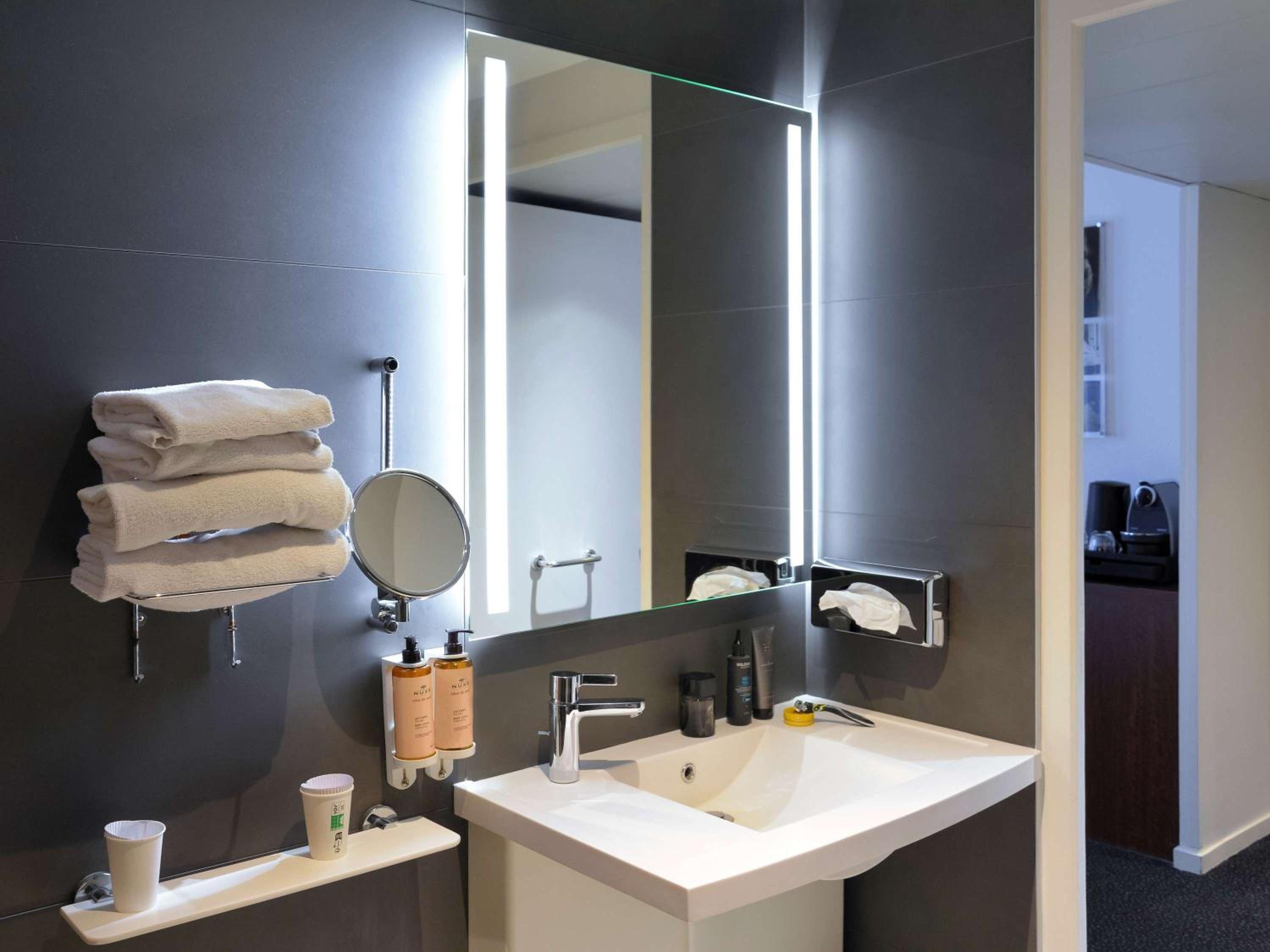 Accessible Room with 1 Queen Bed