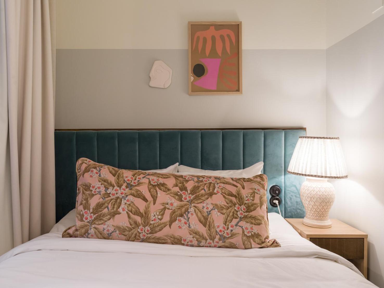 Standard Queen Room (Laminated Window)