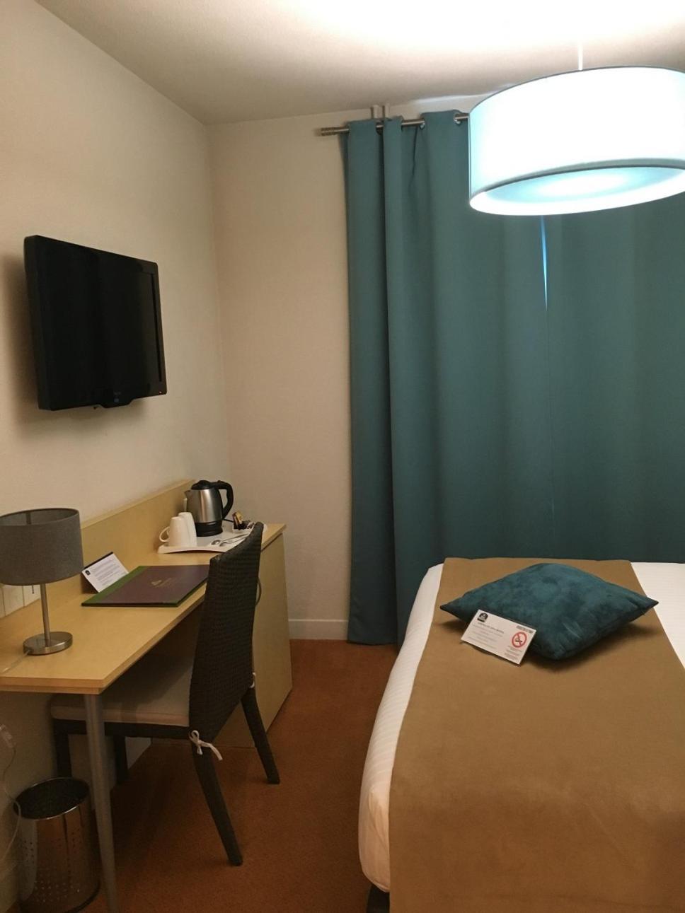 Standard Queen Room - Non-Smoking