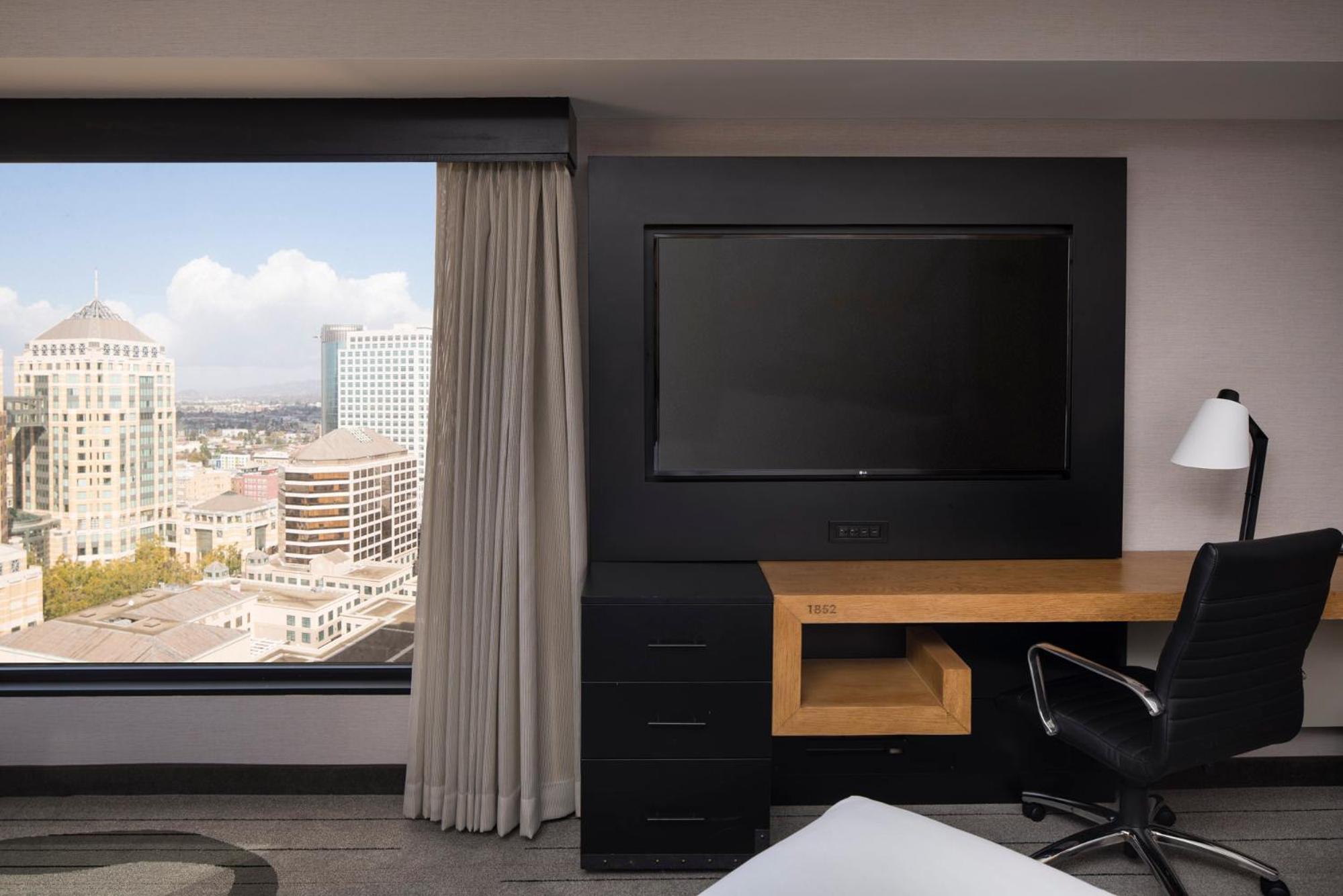 Corner King Room with Bay View