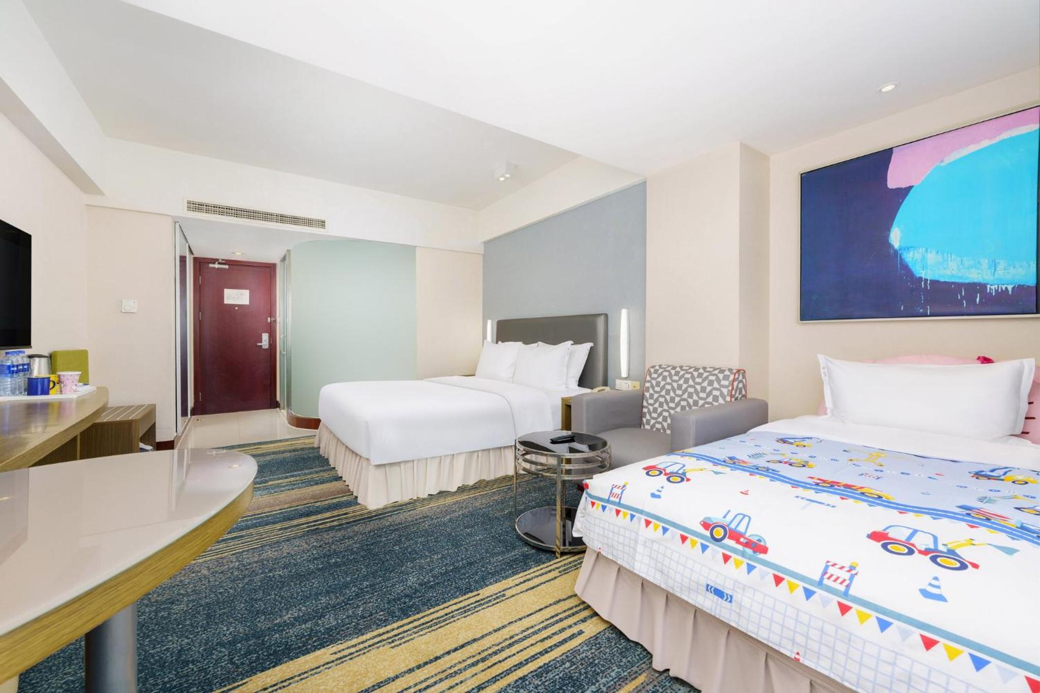 Standard Queen Room With Queen And Single Bed