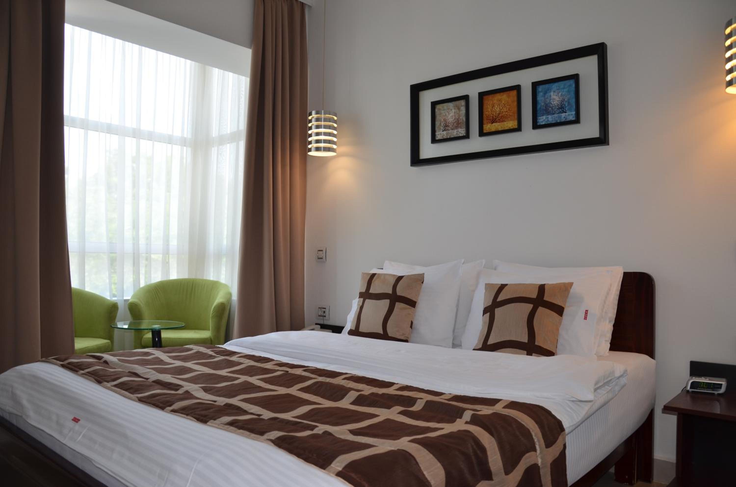 Family Room (2 Adults + 2 Children)