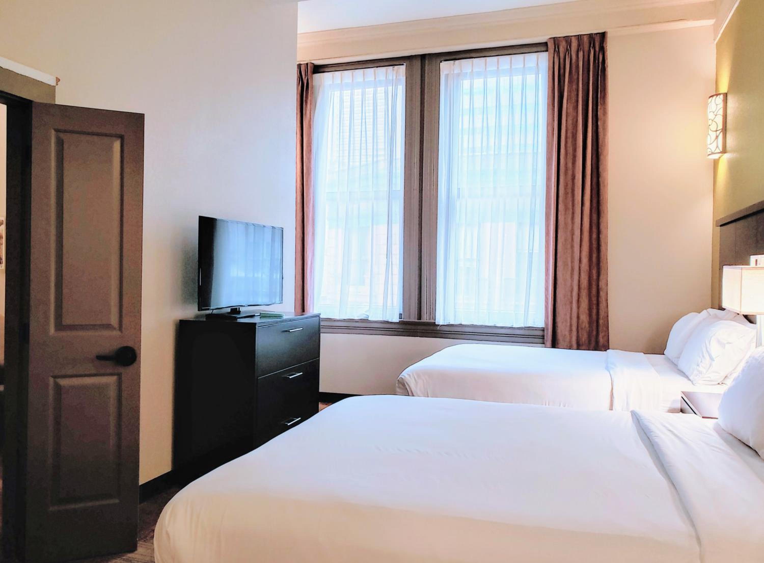 One-Bedroom Queen Suite